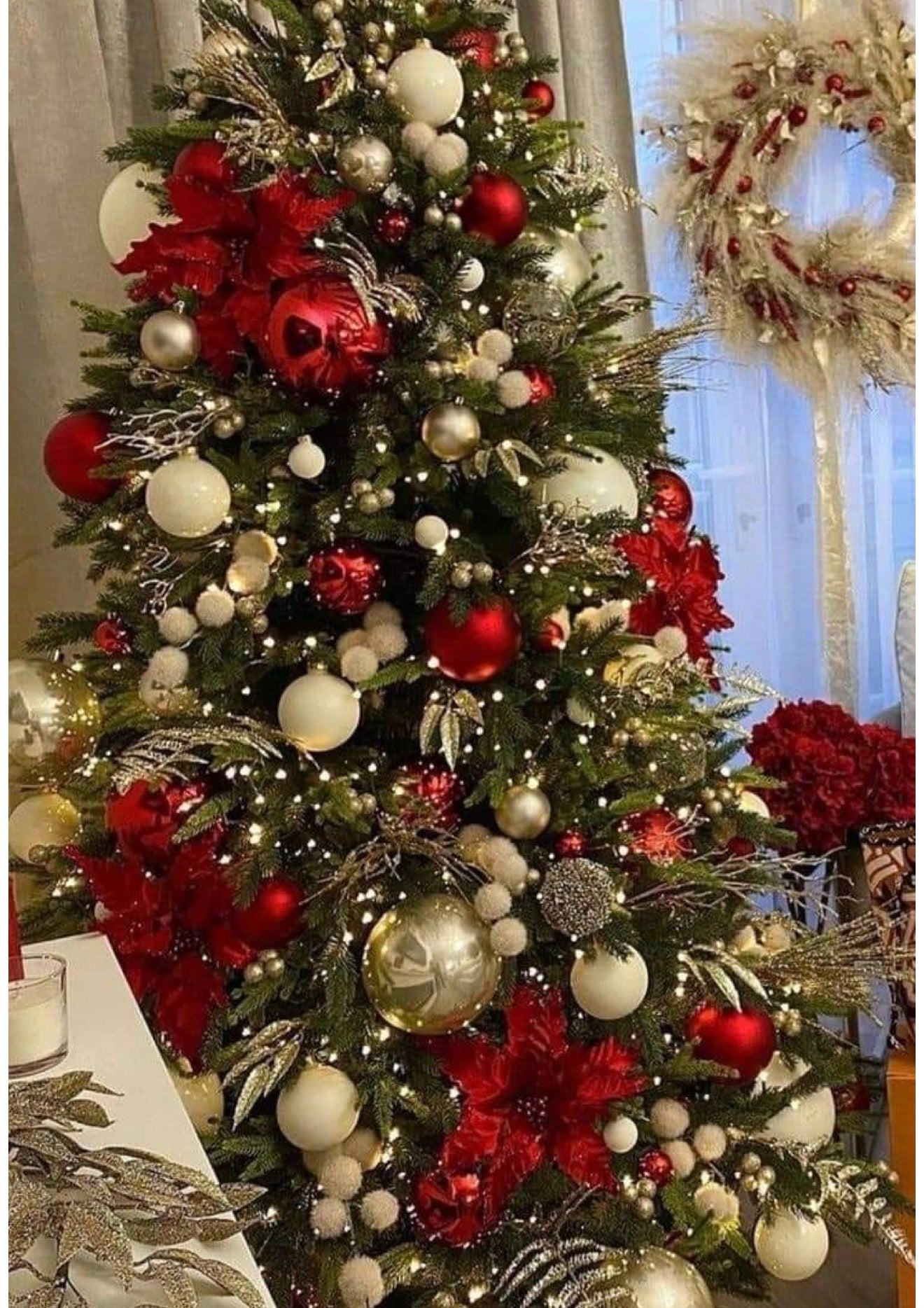 globulete, varf de brad, decoratiuni, fluturi, beteala