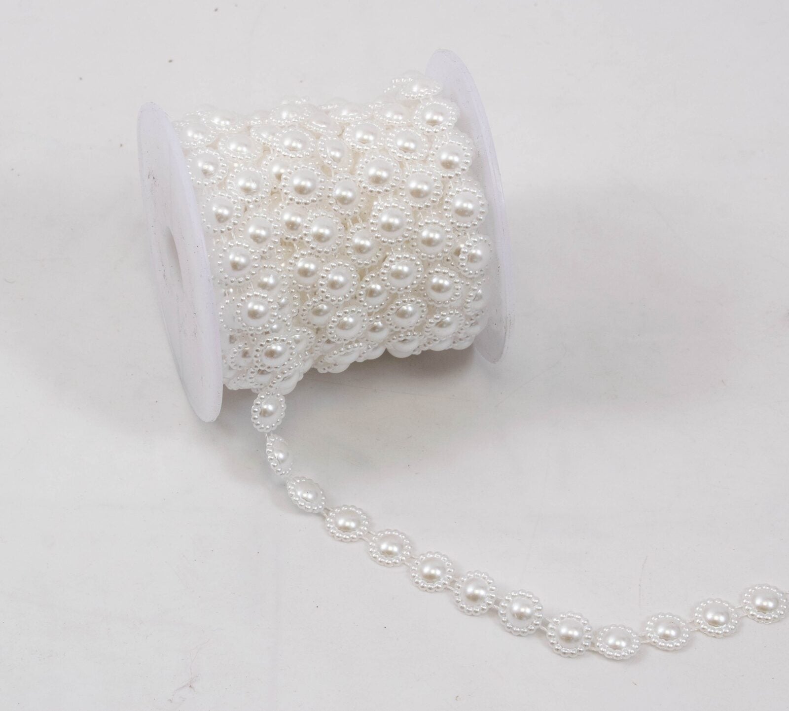 margele-pe-rola-plastic-rotunde-alb