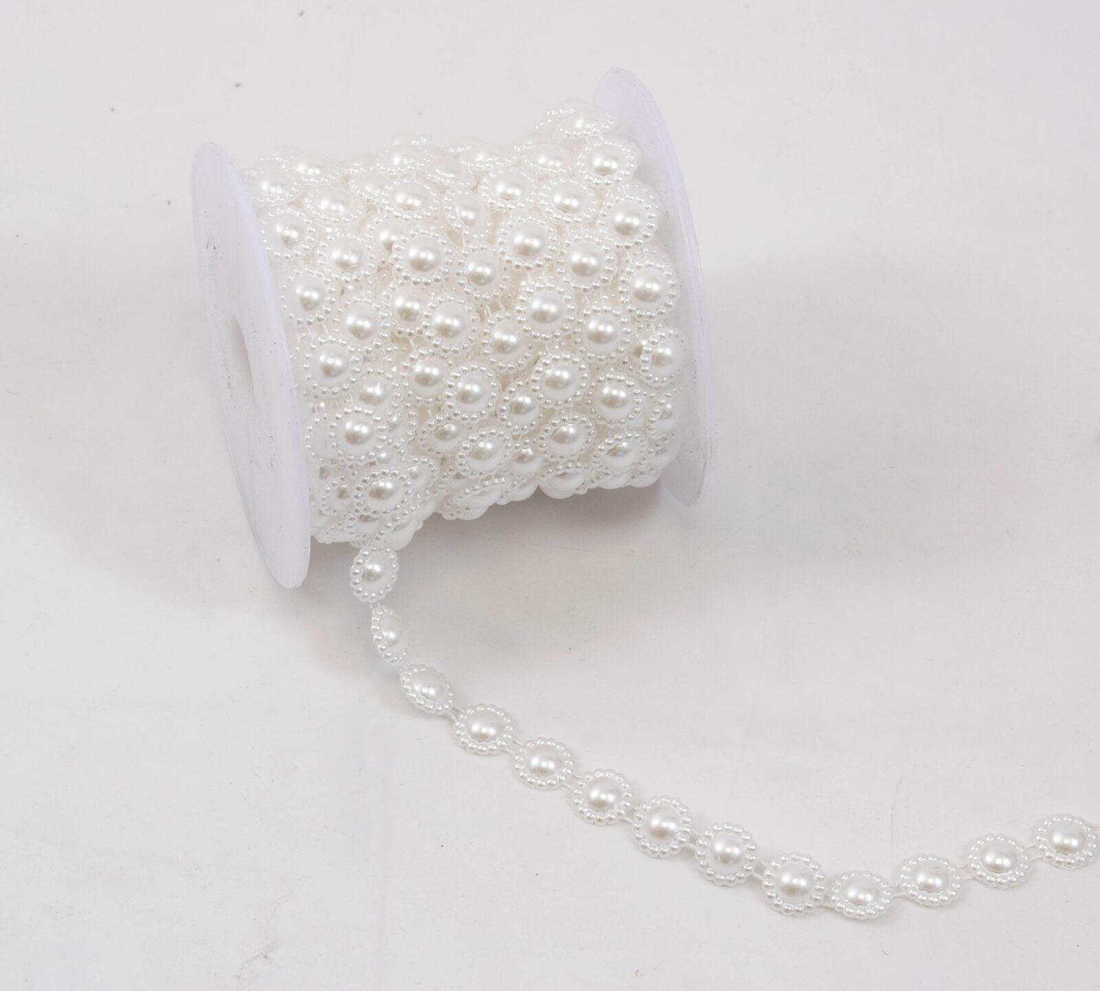 margele-pe-rola-plastic-rotunde-alb