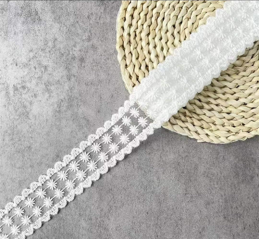 panglica-organza-brodata-doua-randuri-drepte-flori-crem