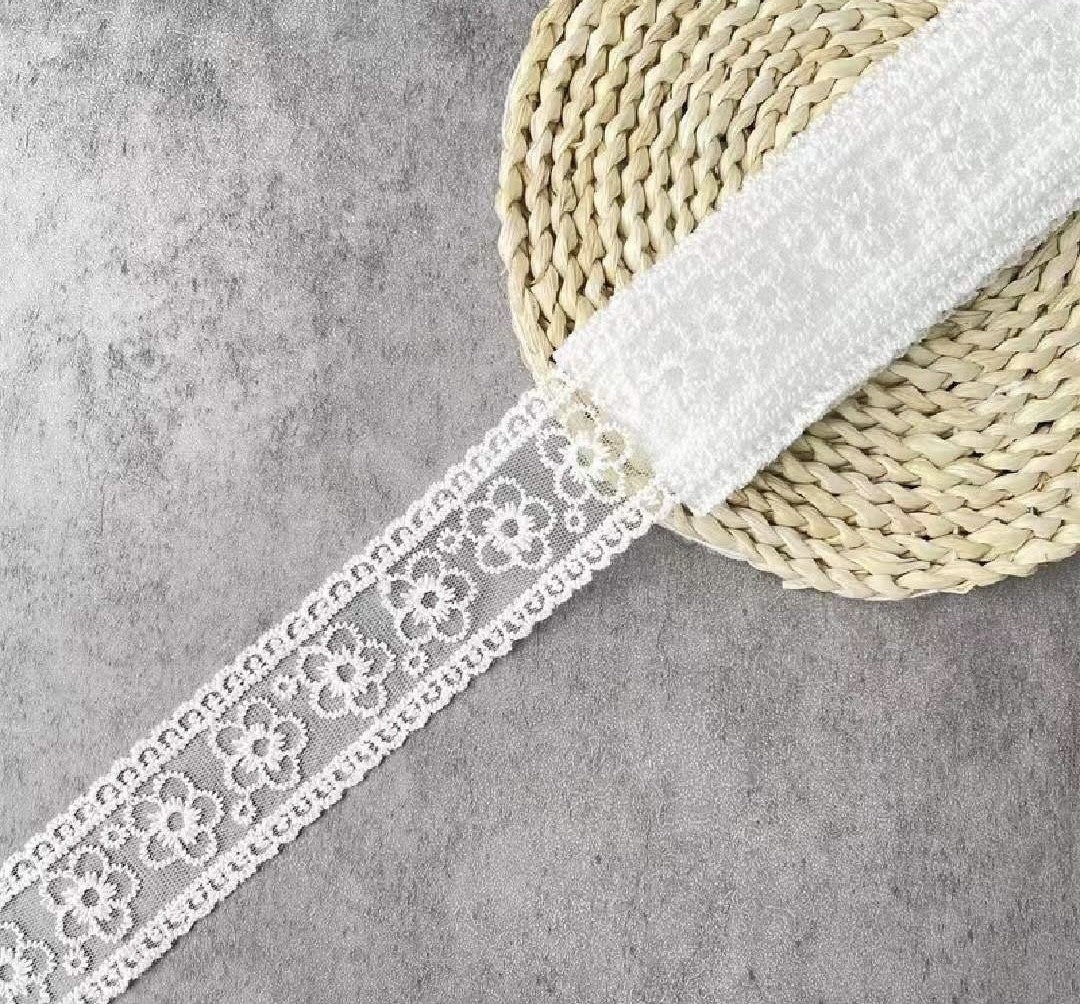 panglica-organza-brodata-cu-un-rand-de-flori-crem