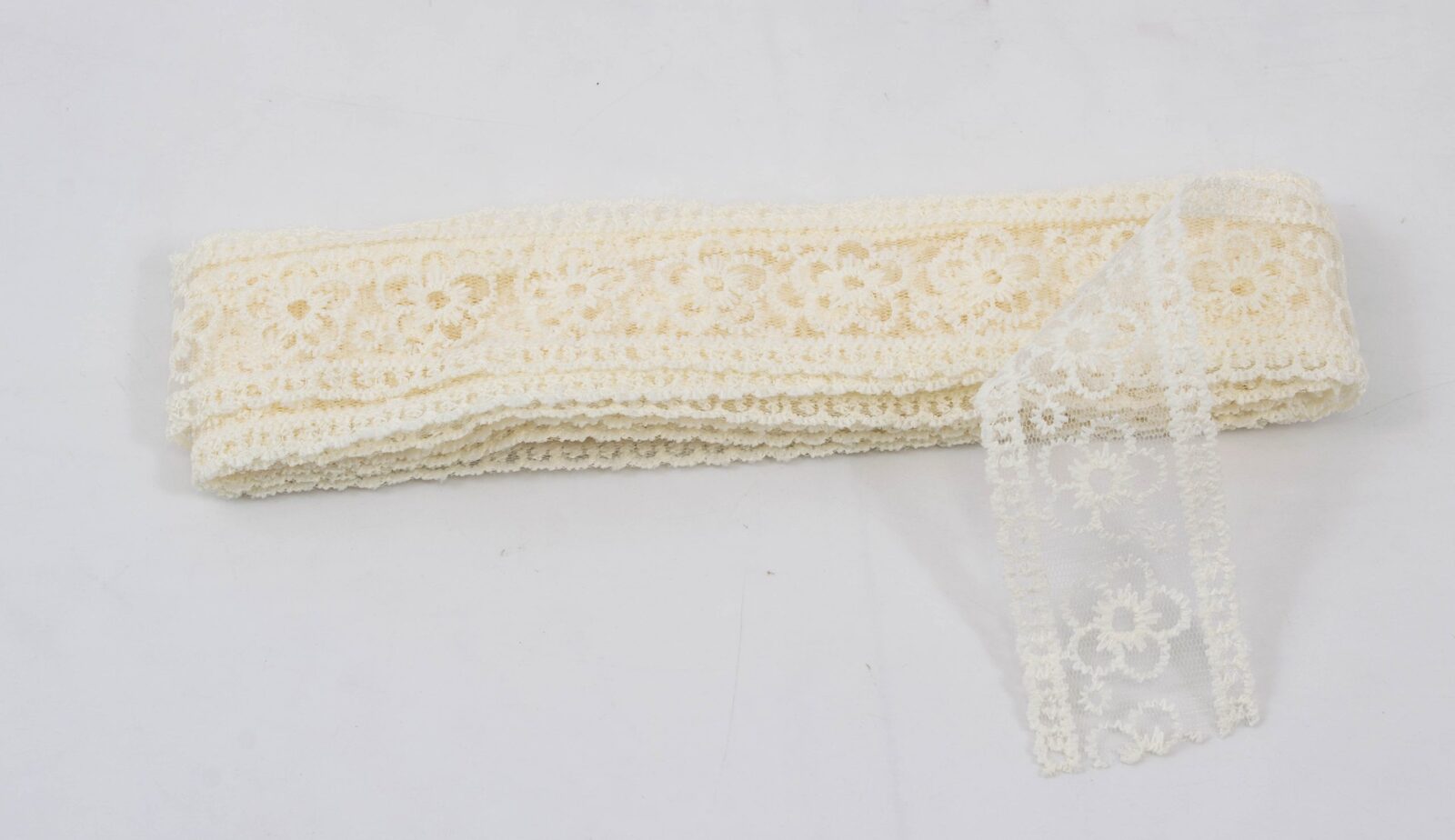 panglica-organza-brodata-cu-un-rand-de-flori-crem