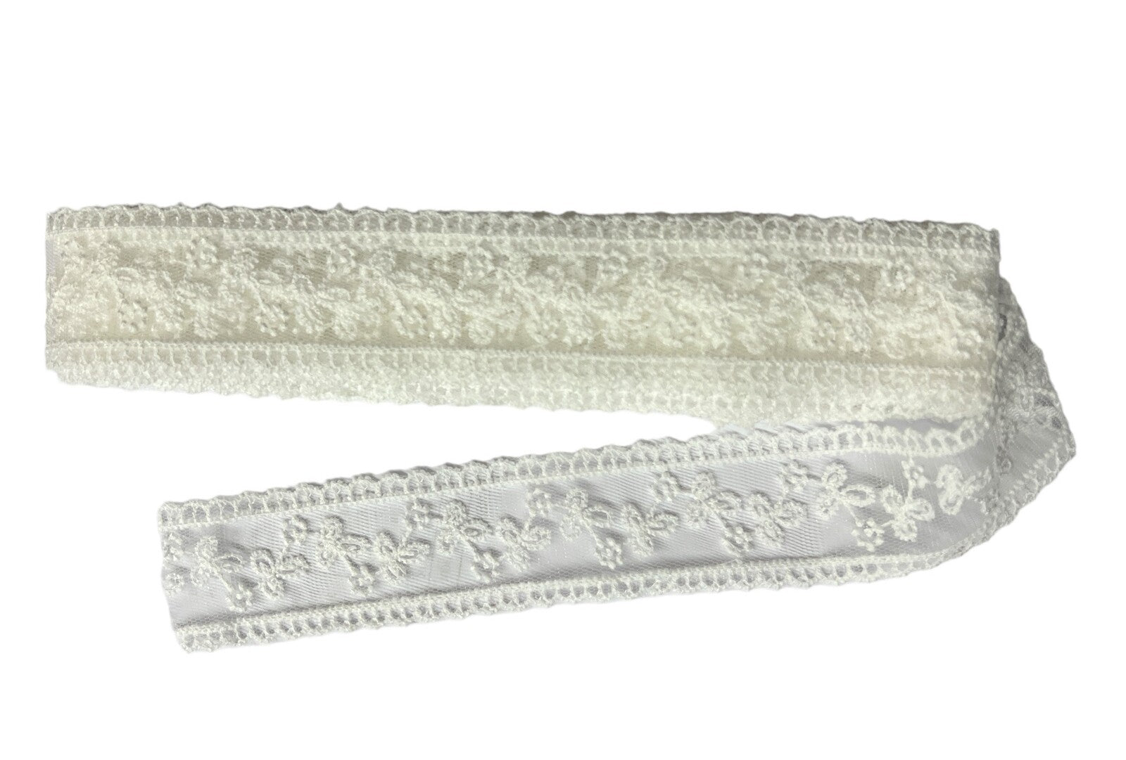 panglica-organza-brodata-cu-doua-randuri-oblice-de-flori-alb