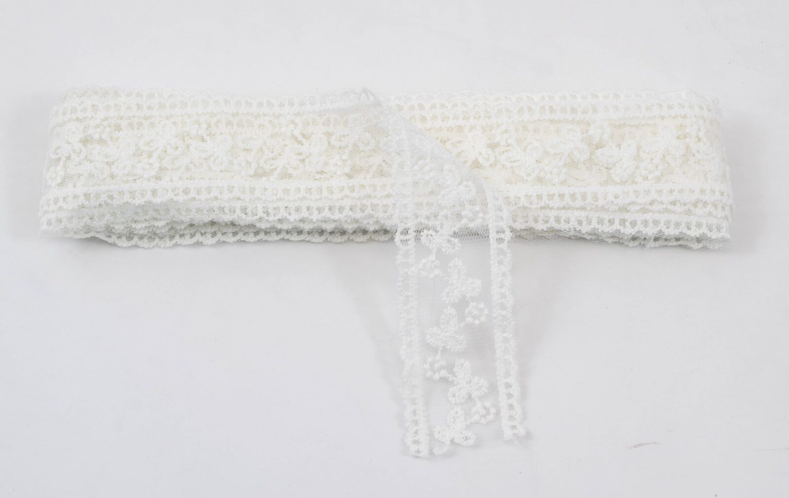 panglica-organza-brodata-cu-doua-randuri-oblice-de-flori-alb