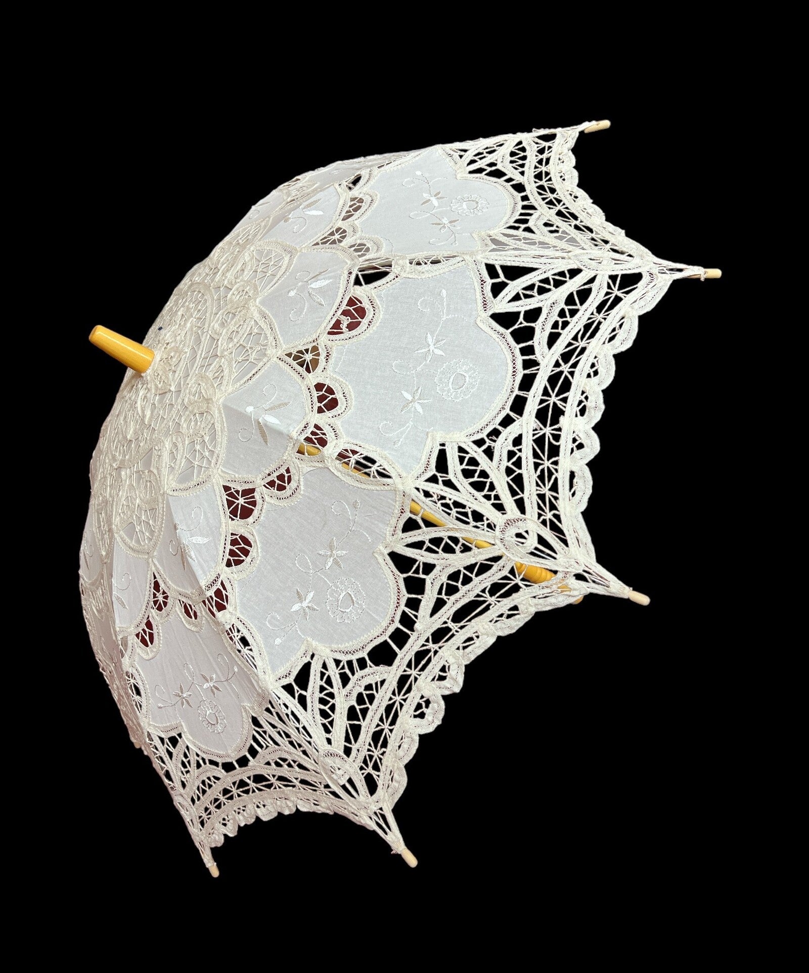 umbrela-textil-brodat-pentru-mirese-alb