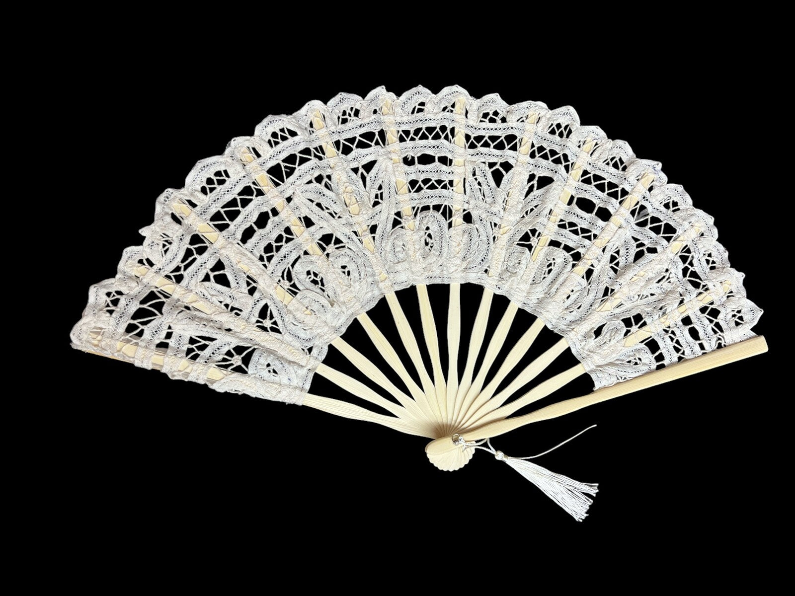 evantai-textil-brodat-alb