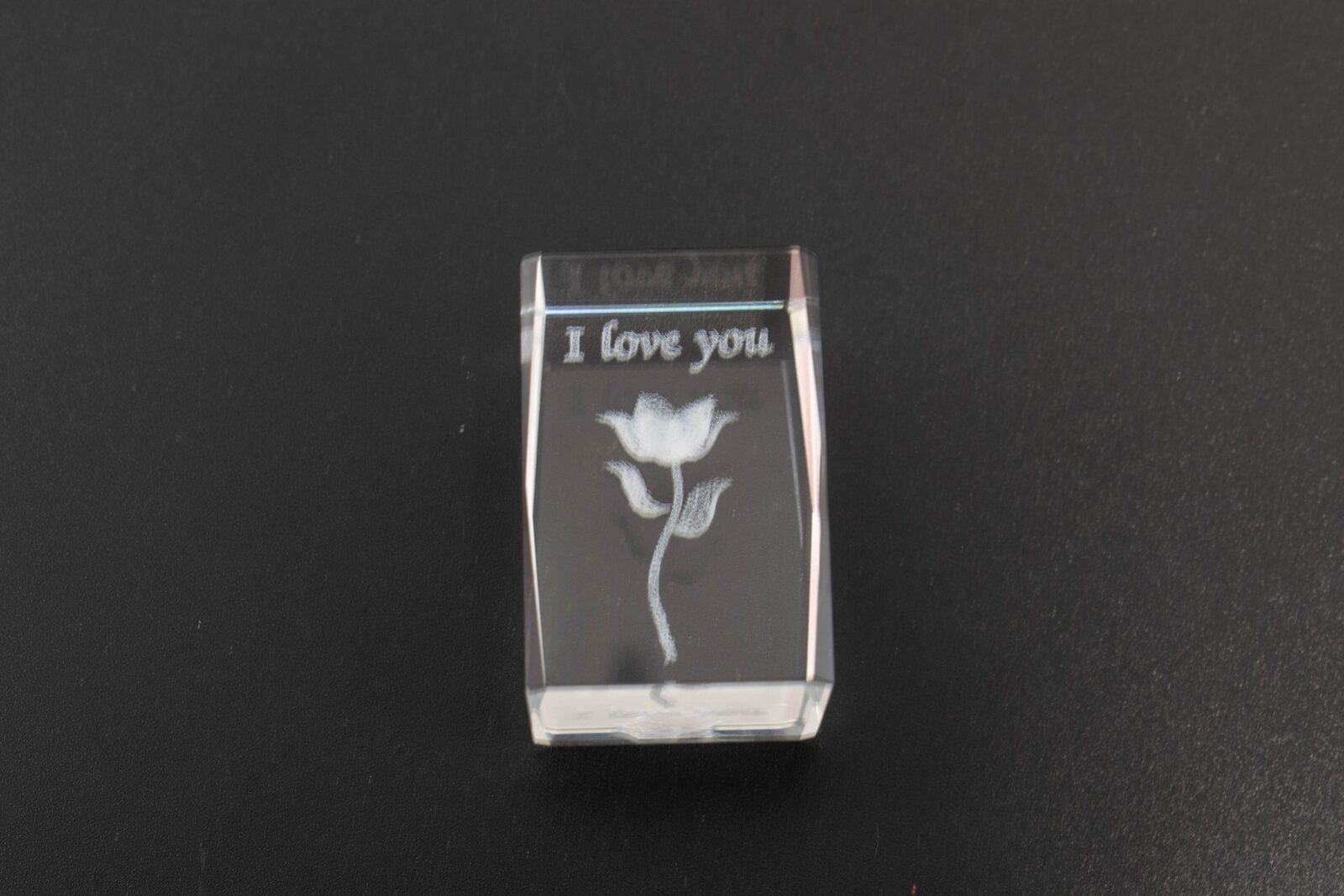 cub-de-sticla-cu-o-floare