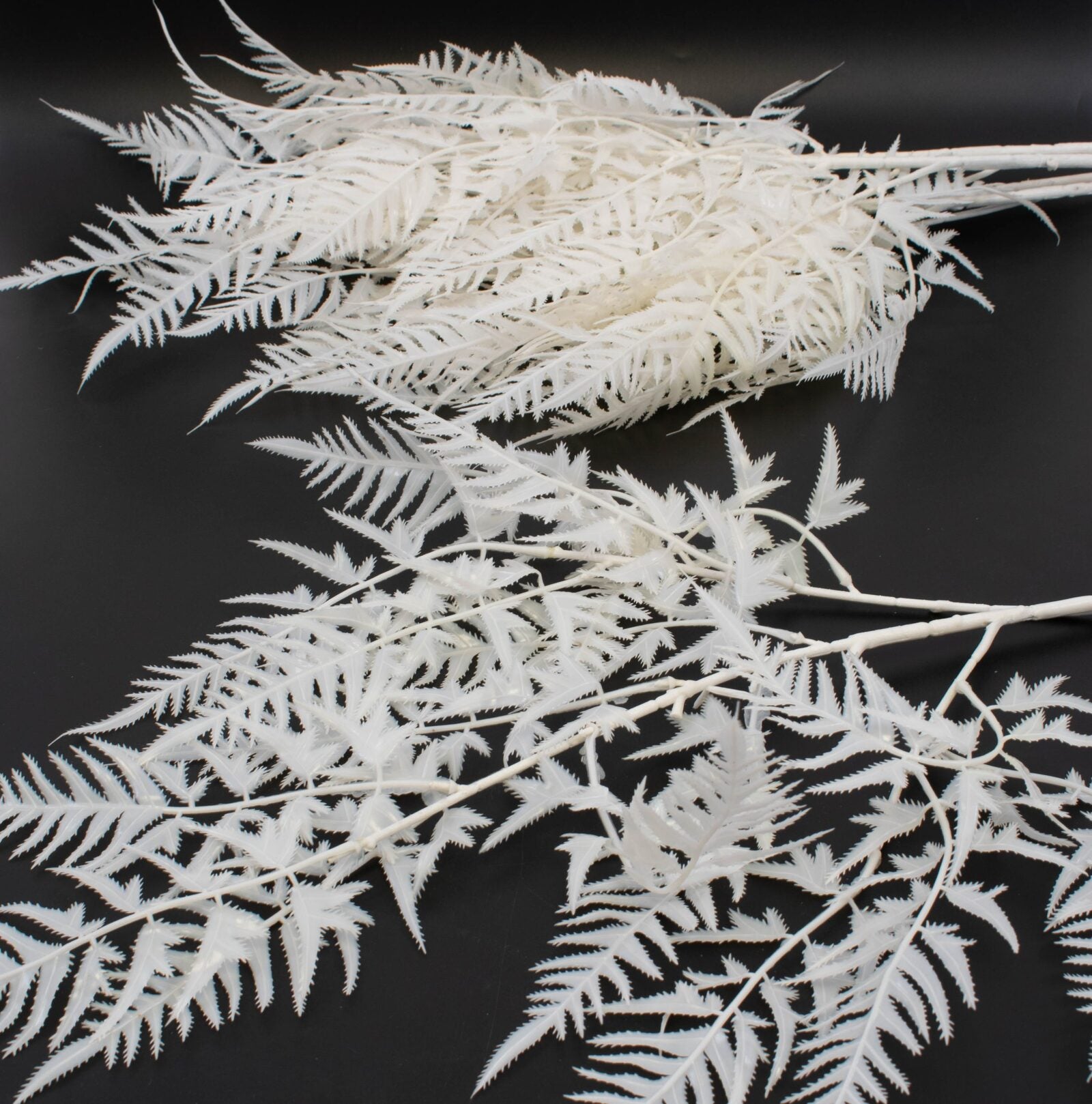 flori-artificiale-creanga-feriga-alb