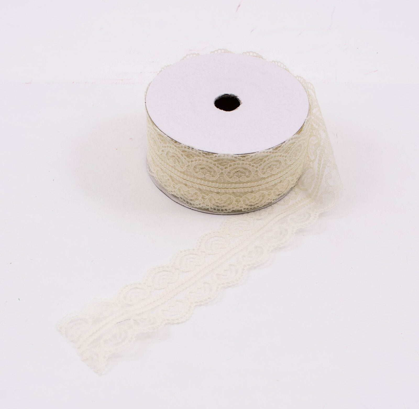 panglica-dantela-inimi-5cm-25-yard-crem