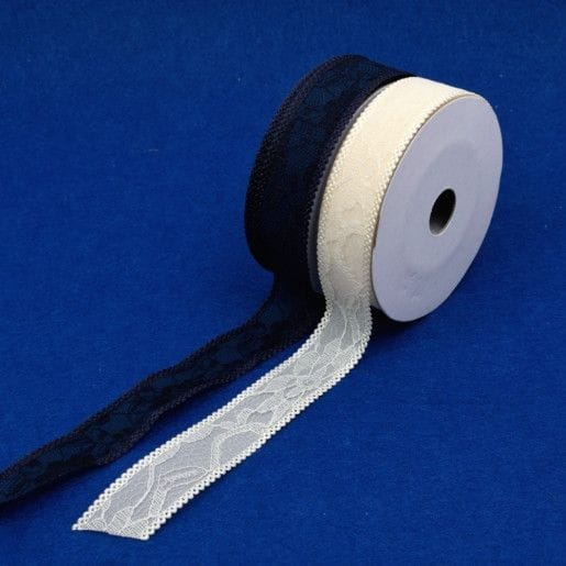 panglica-organza-cu-dantela-aplicata-flori-alb-crem25cm95m