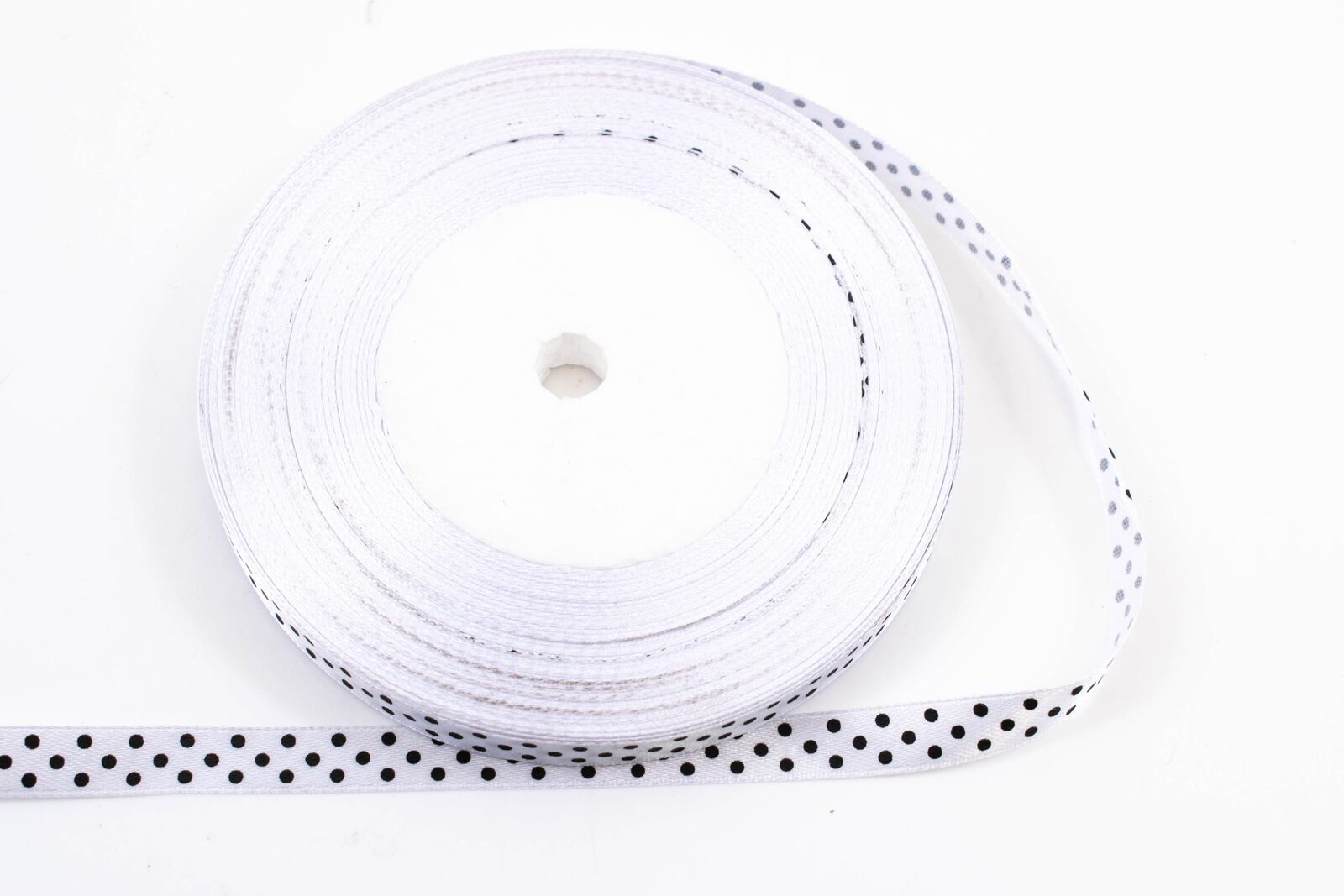 panglica-satin-cu-buline-1cm45m-alb