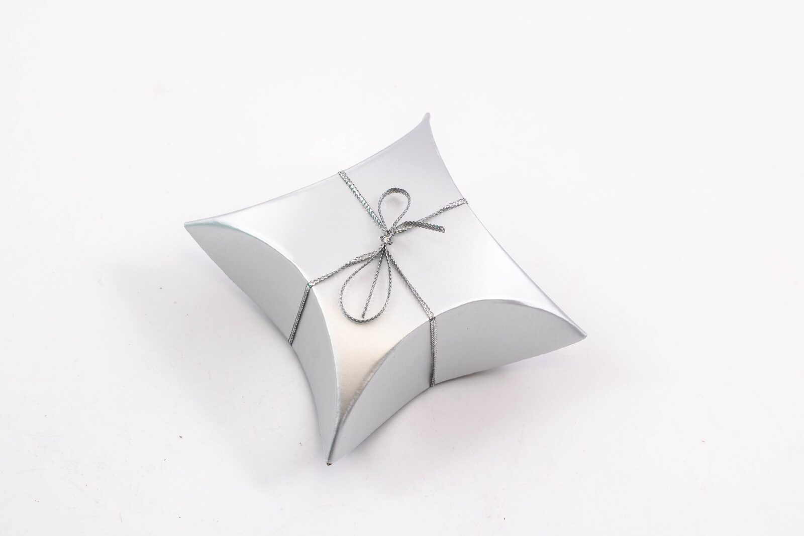 cutie-carton-pentru-marturii-in-forma-de-pernuta-ag-25set