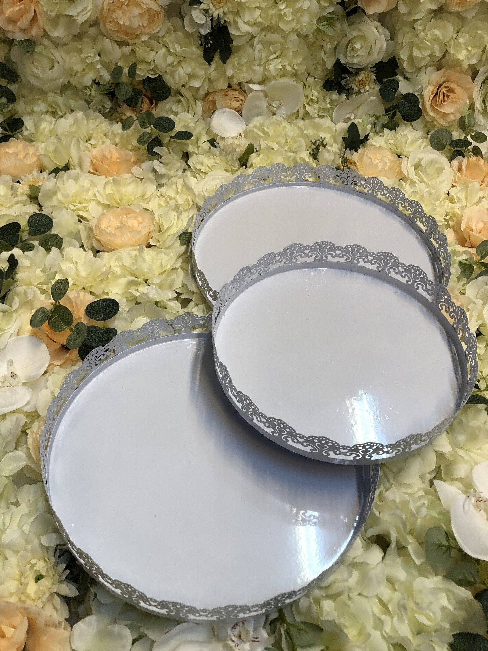 platou-metal-prajituri-rotund-3set-alb