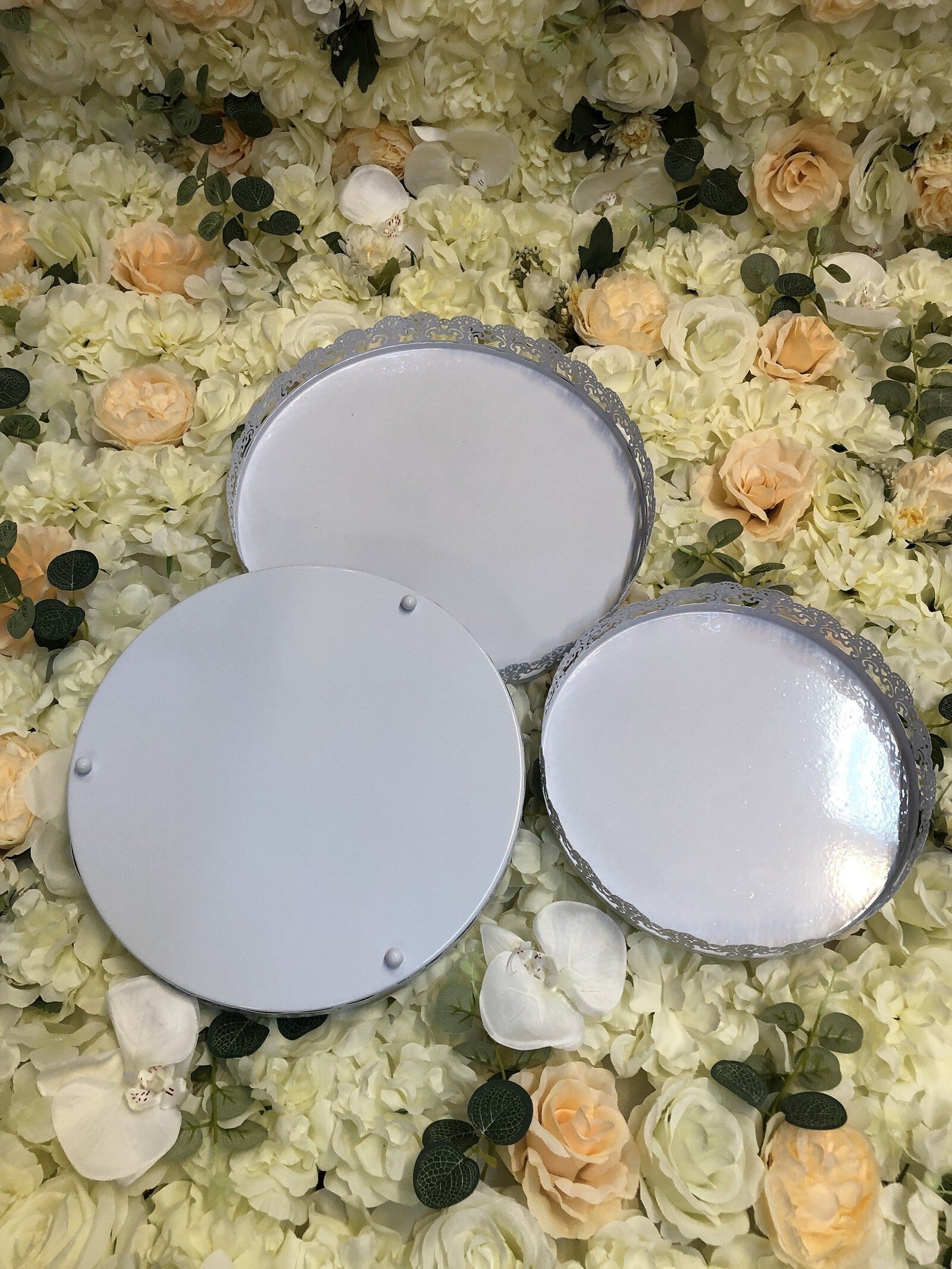 platou-metal-prajituri-rotund-3set-alb