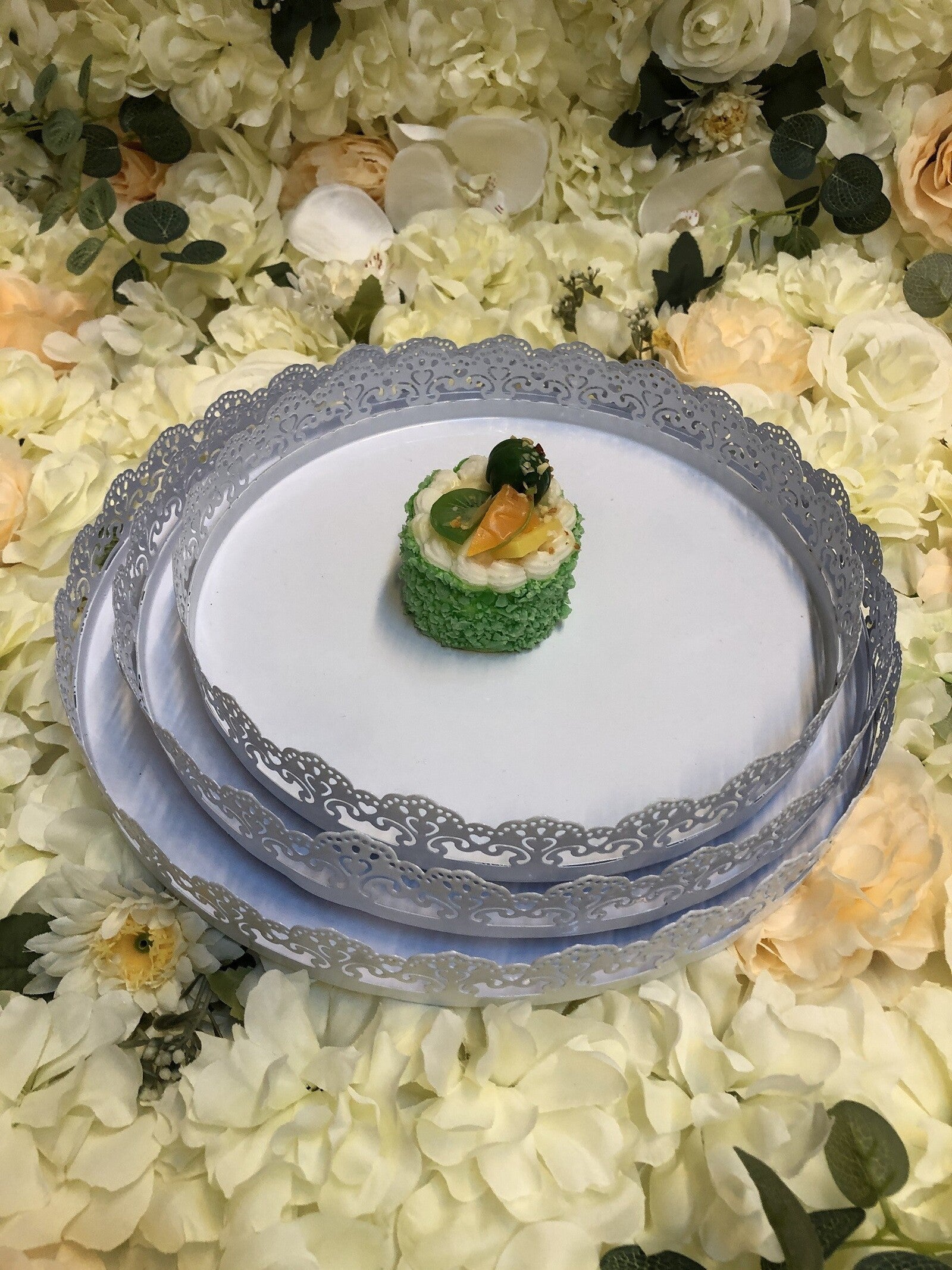 platou-metal-prajituri-rotund-3set-alb