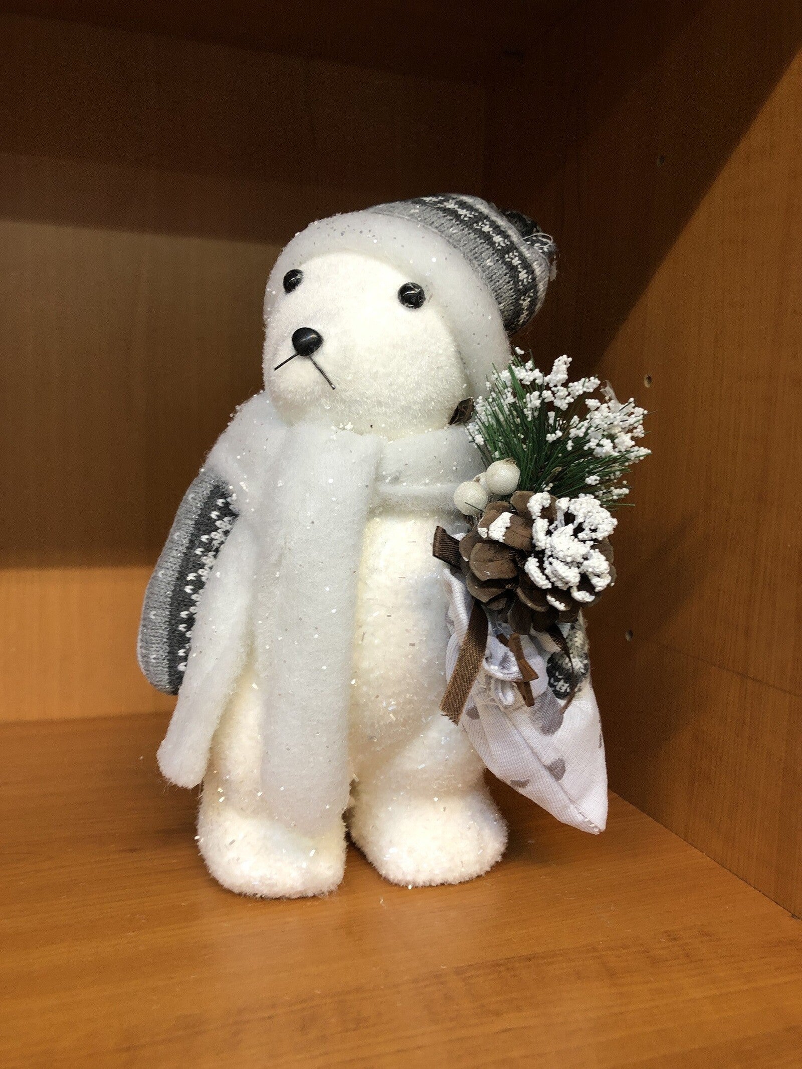 ornament-de-craciun-ursulut-cu-fes-gri-alb