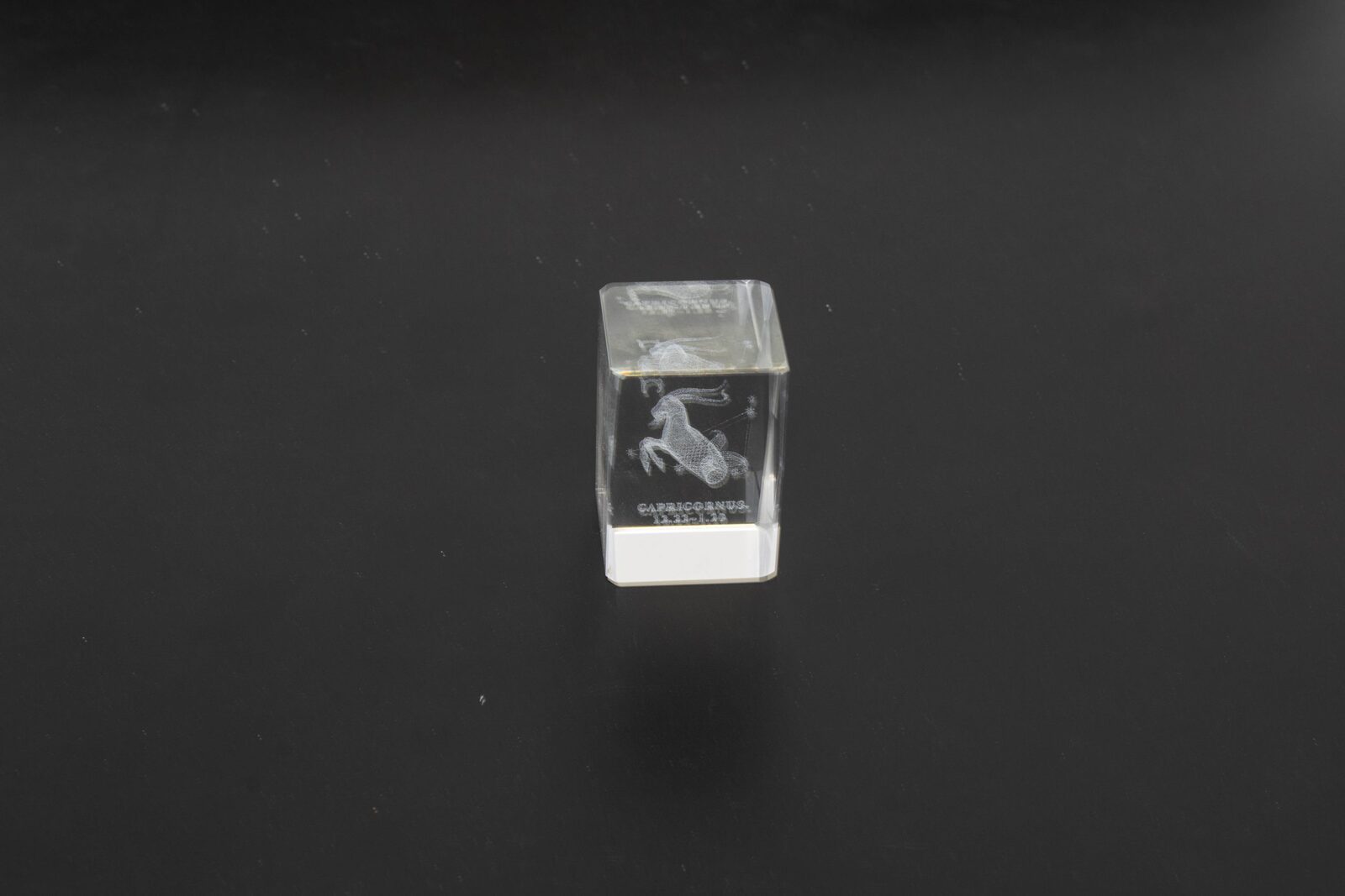 cub-de-sticla-cu-zodia-capricorn-h43cm