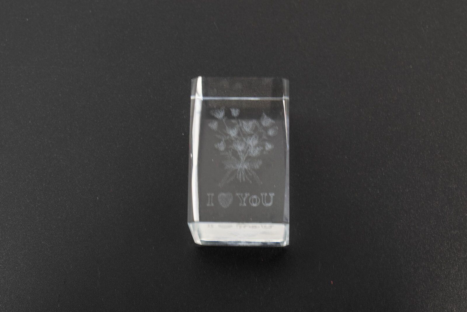 cub-de-sticla-cu-buchet-flori