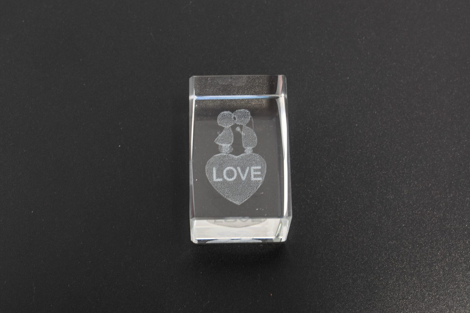 cub-de-sticla-cu-doi-copii-pe-inima