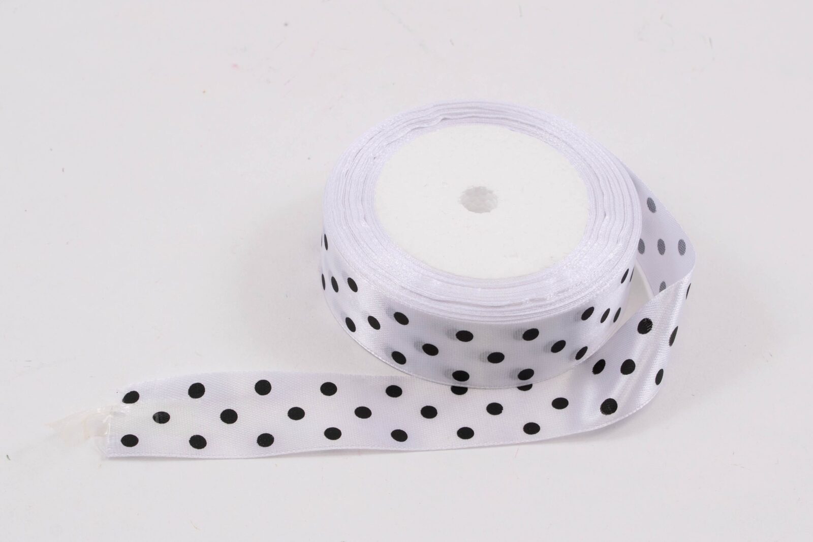 panglica-satin-cu-3-buline-25-cm22m-alb-buline-negre