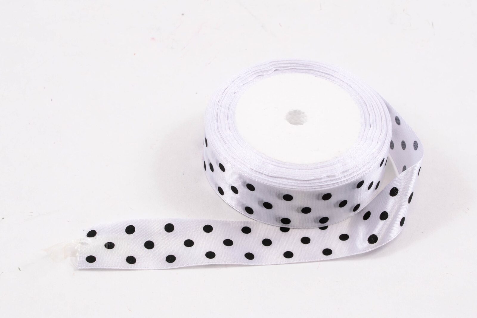 panglica-satin-cu-3-buline-25-cm22m-alb-buline-negre