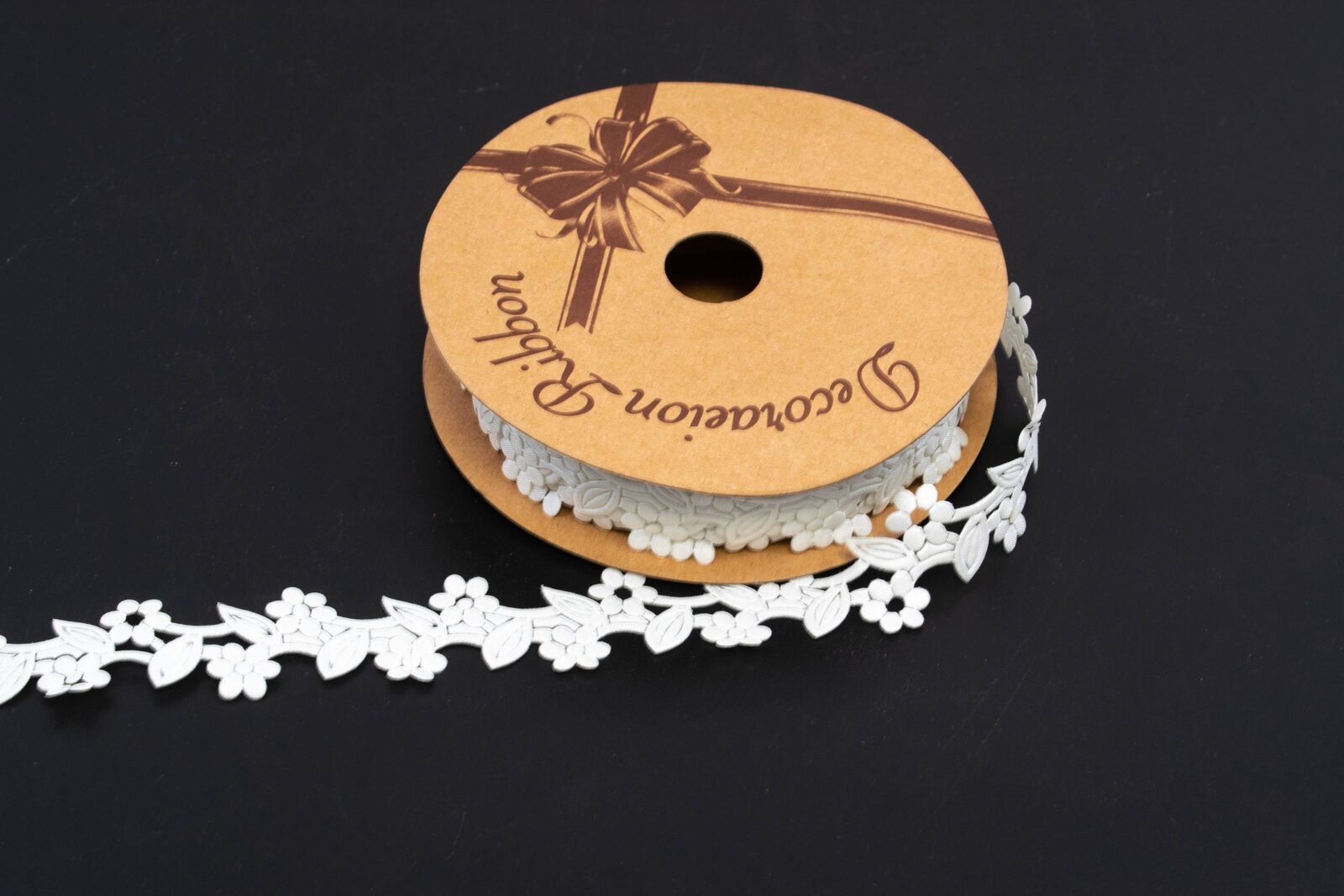 panglica-perforata-cu-flori-si-frunze-alb