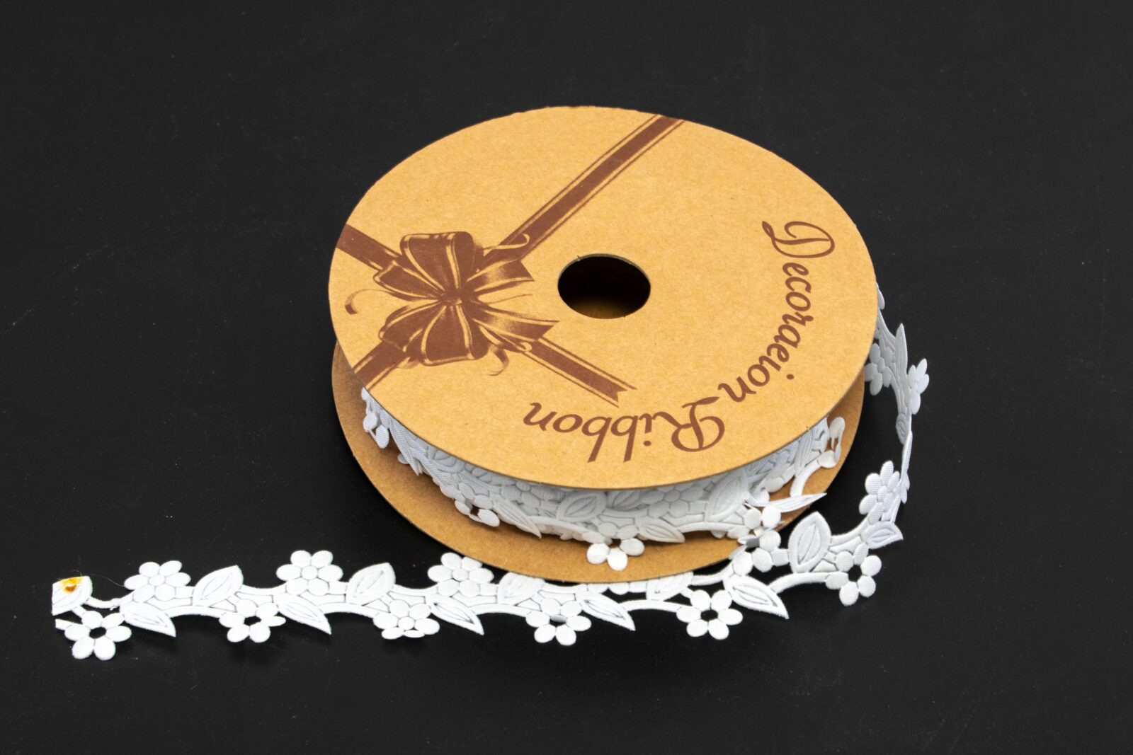 panglica-perforata-cu-flori-si-frunze-alb