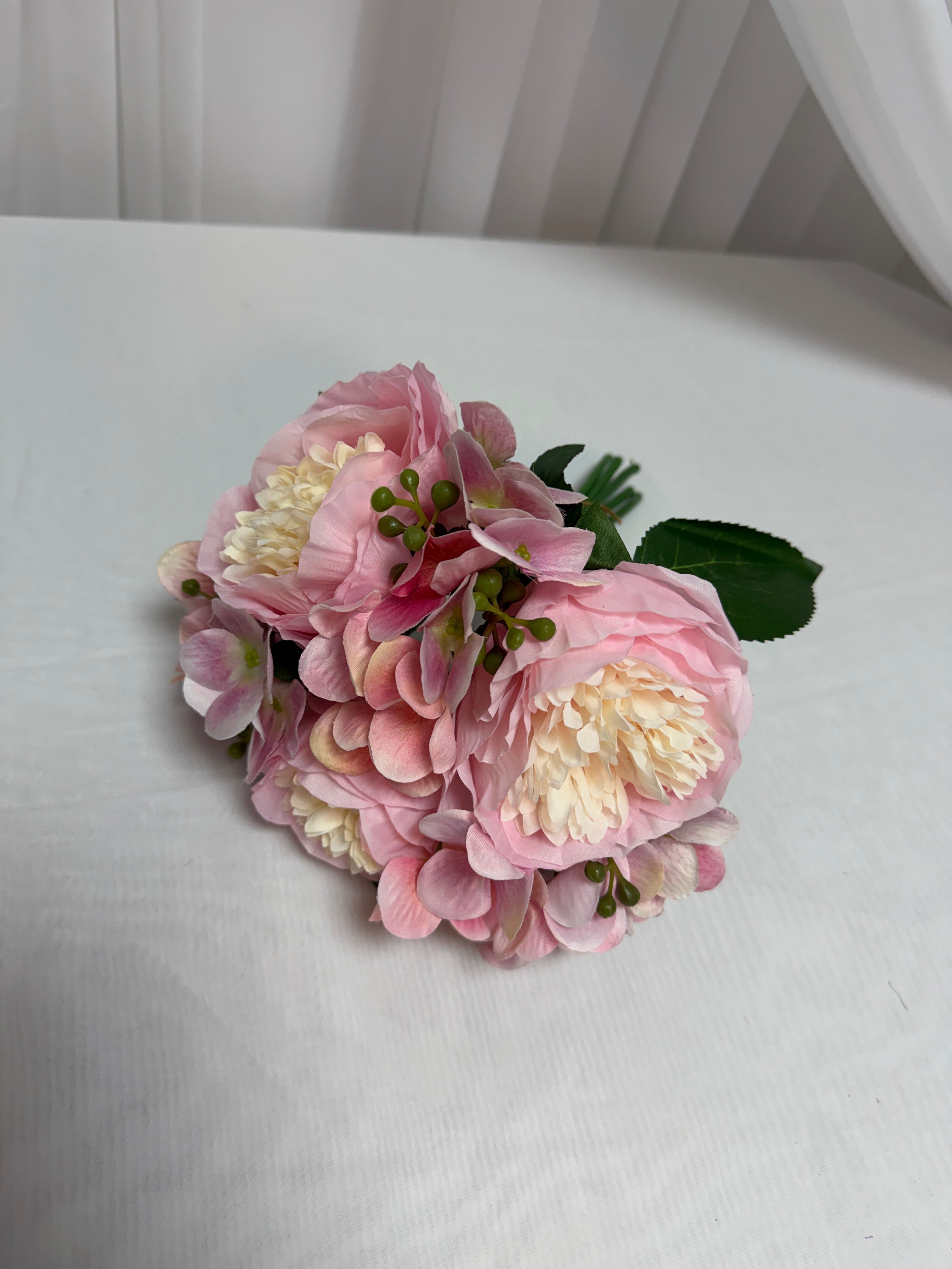Buchet 3 Bujori Cu Hortensie Legati