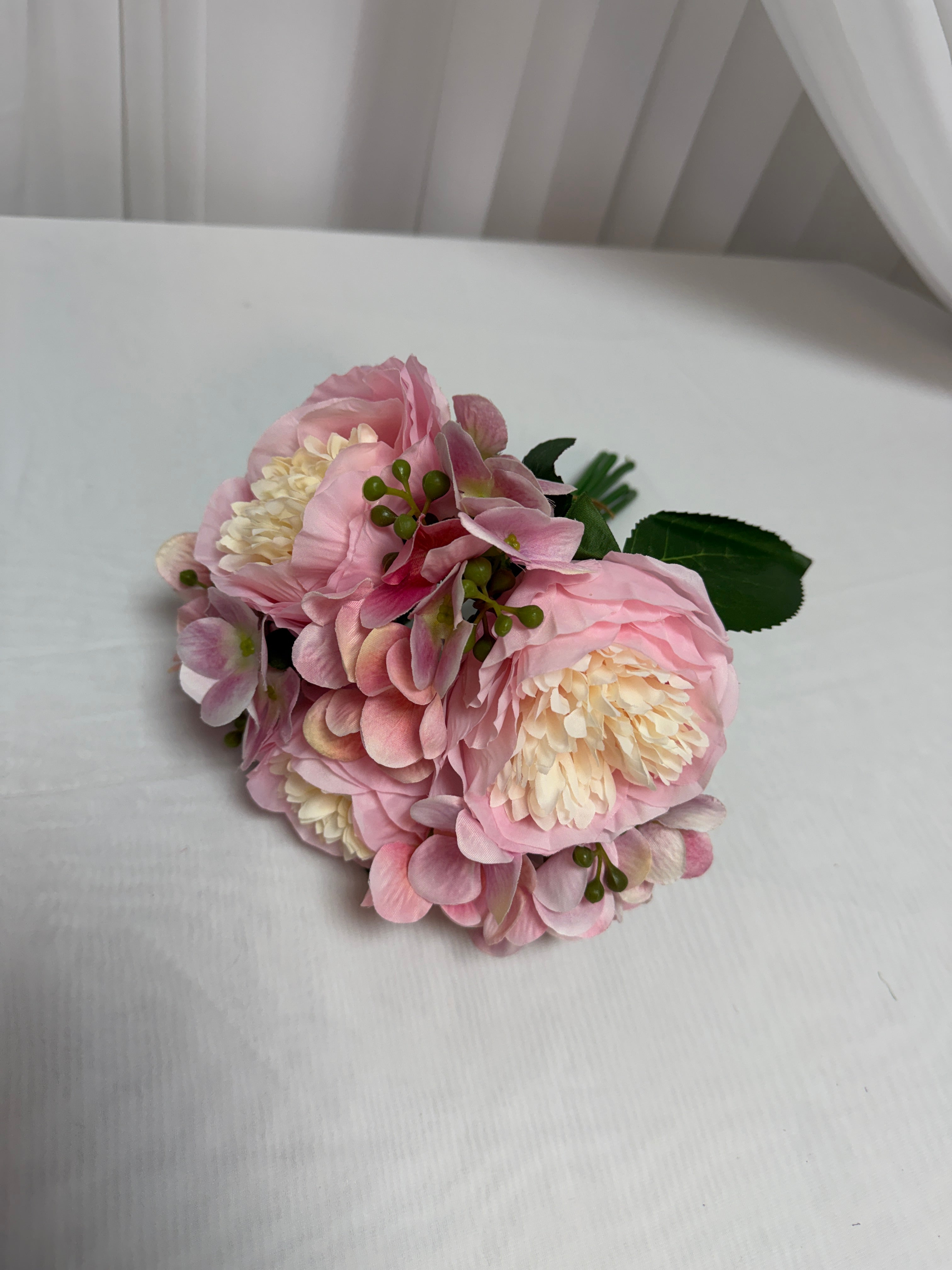 Buchet 3 Bujori Cu Hortensie Legati