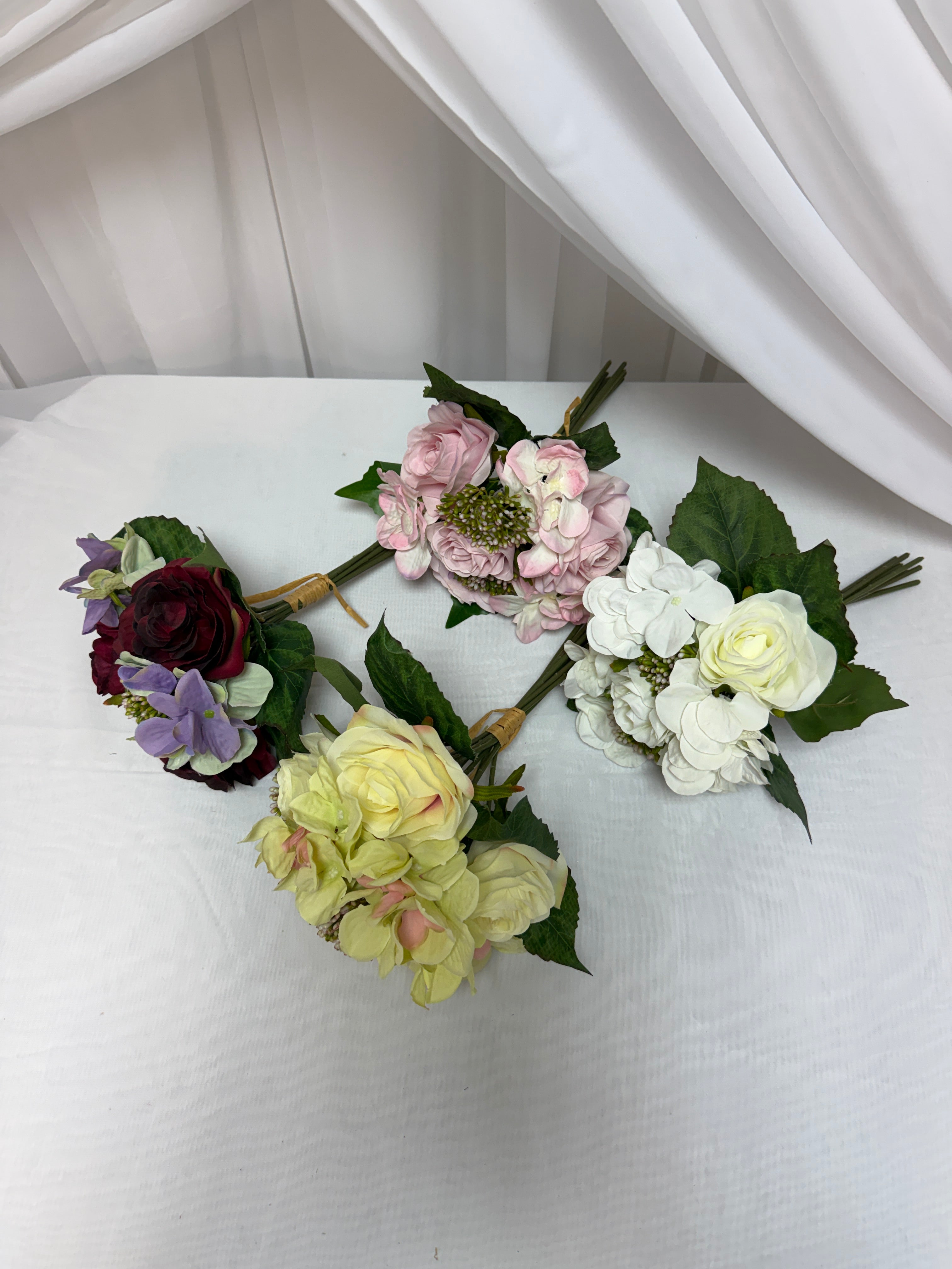 Trandafiri cu Hortensie Buchet Legat