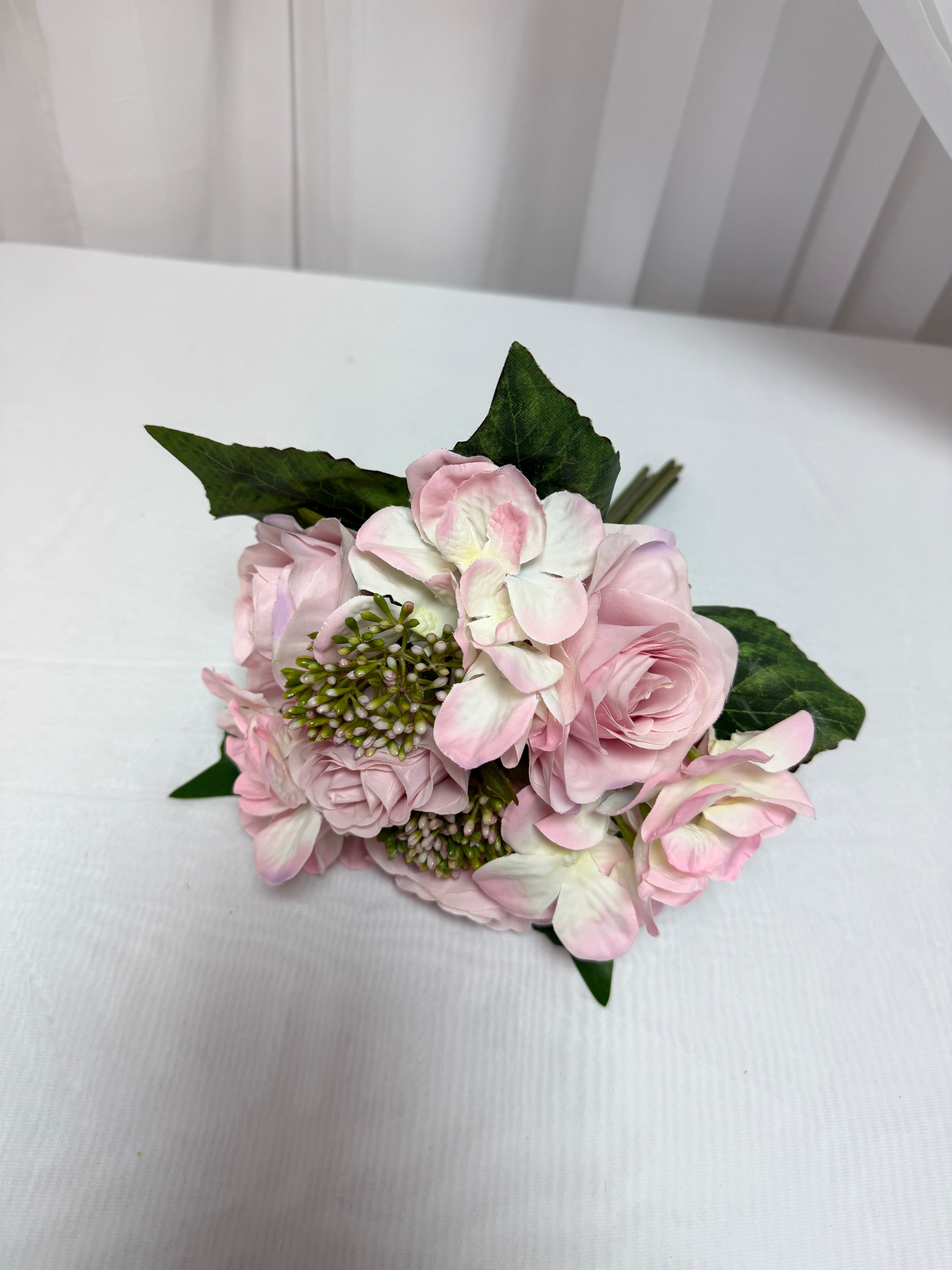 Trandafiri cu Hortensie Buchet Legat