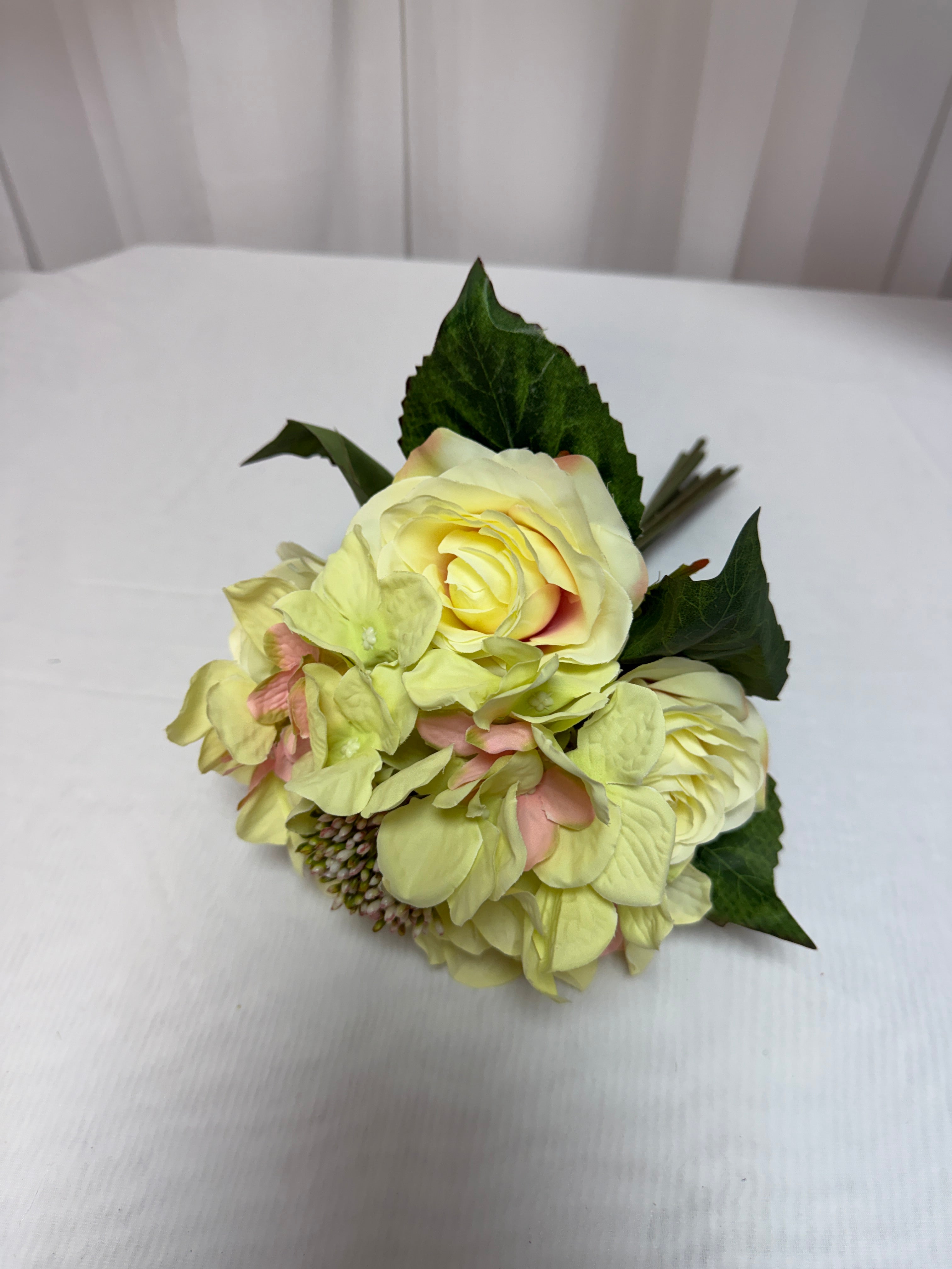 Trandafiri cu Hortensie Buchet Legat
