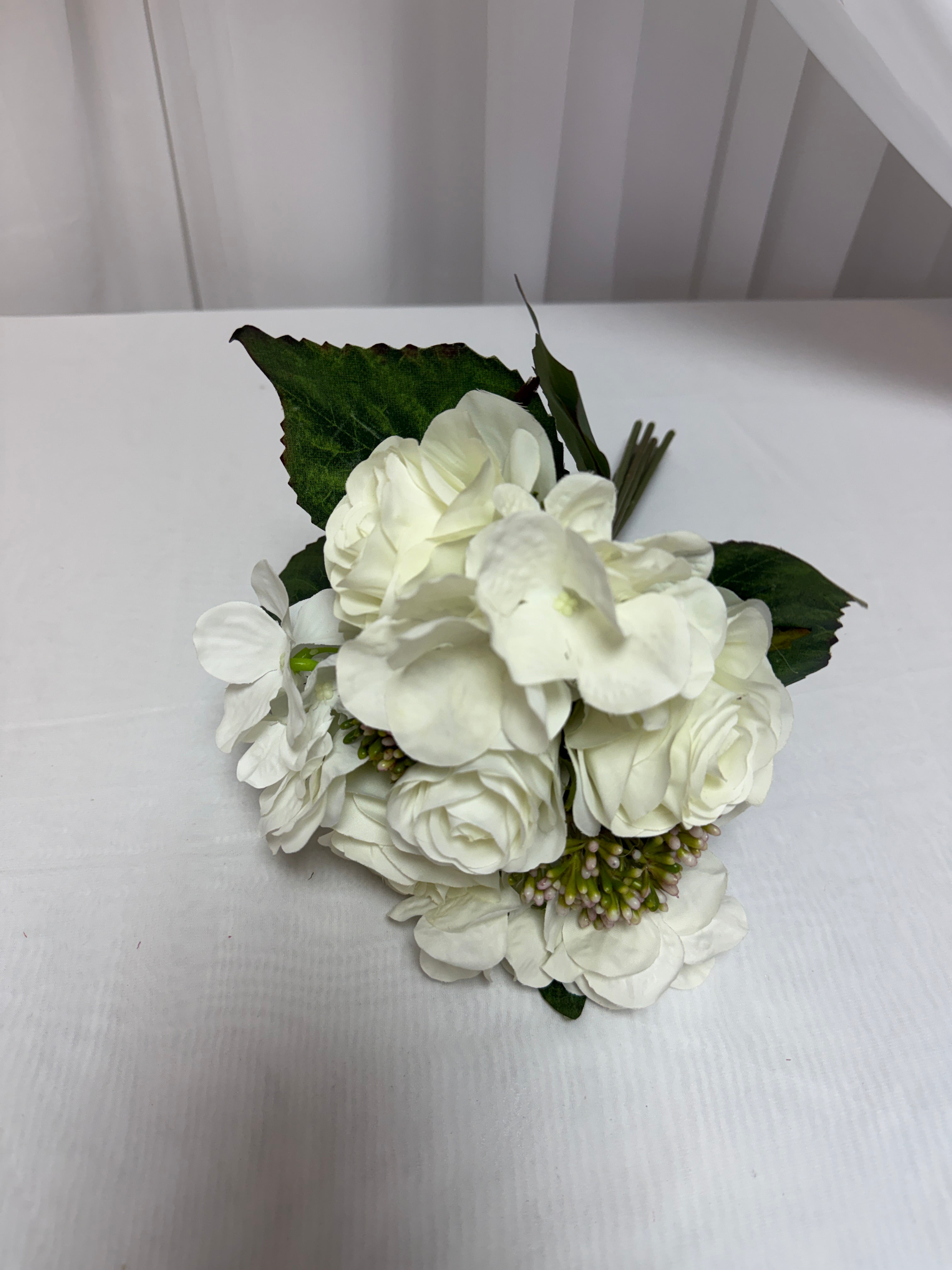 Trandafiri cu Hortensie Buchet Legat