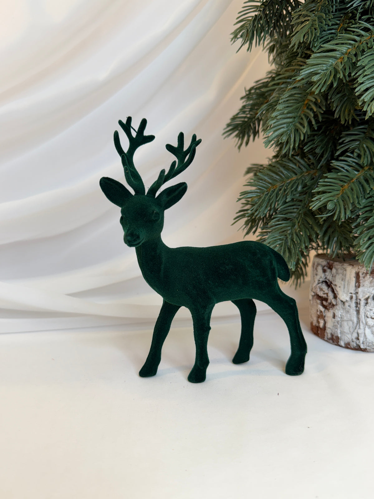 Decoratiune Craciun Ren In Picioare Cu Catifea Verde 18cm 022