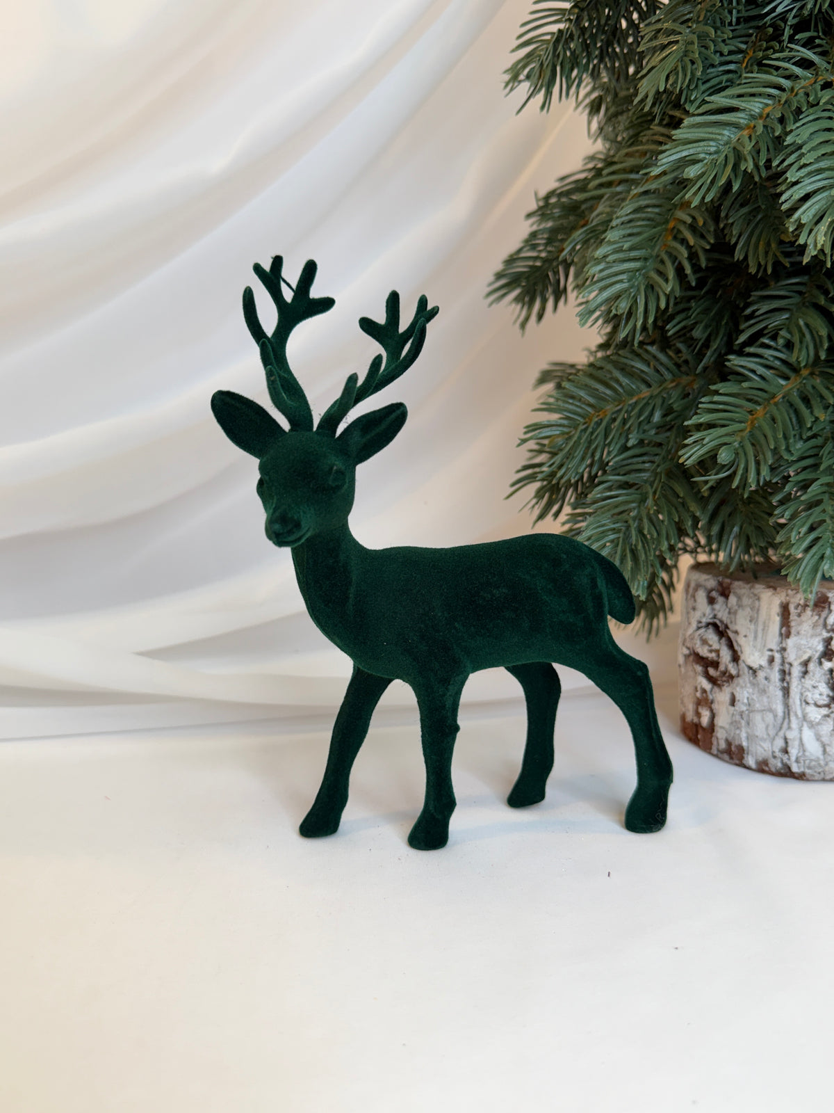 Decoratiune Craciun Ren In Picioare Cu Catifea Verde 18cm 022