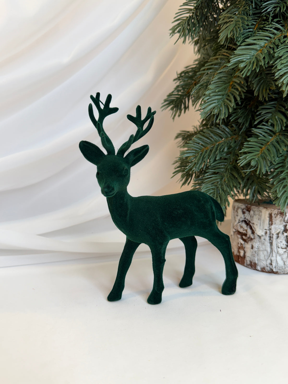 Decoratiune Craciun Ren In Picioare Cu Catifea Verde 18cm 022
