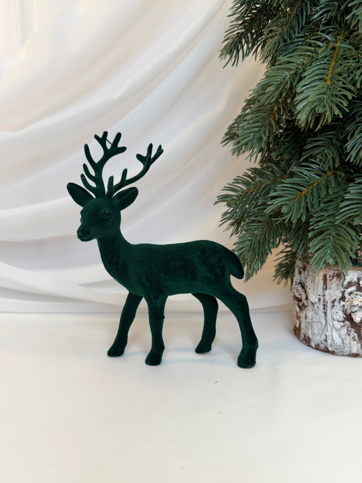 Decoratiune Craciun Ren In Picioare Cu Catifea Verde 18cm 022