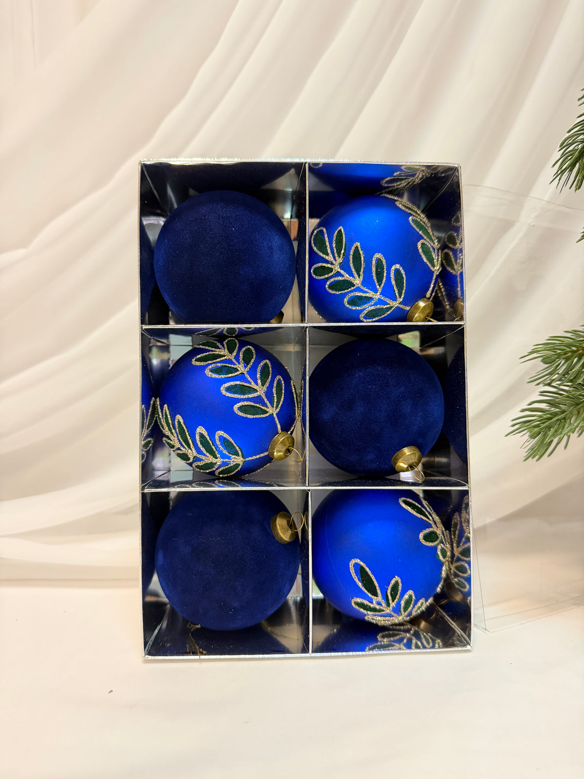 Globuri Brad Crăciun din Plastic cu Catifea și Frunze cu Sclipici, 8 cm – Set 6 Bucăți, 3 Culori