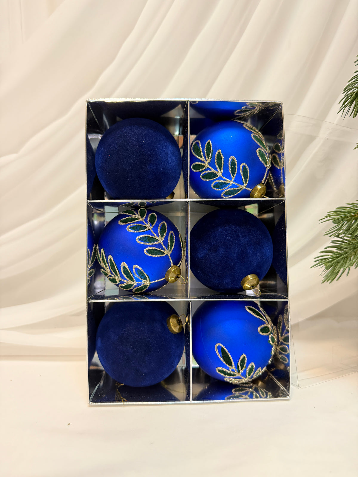 Globuri Brad Crăciun din Plastic cu Catifea și Frunze cu Sclipici, 8 cm – Set 6 Bucăți, 3 Culori