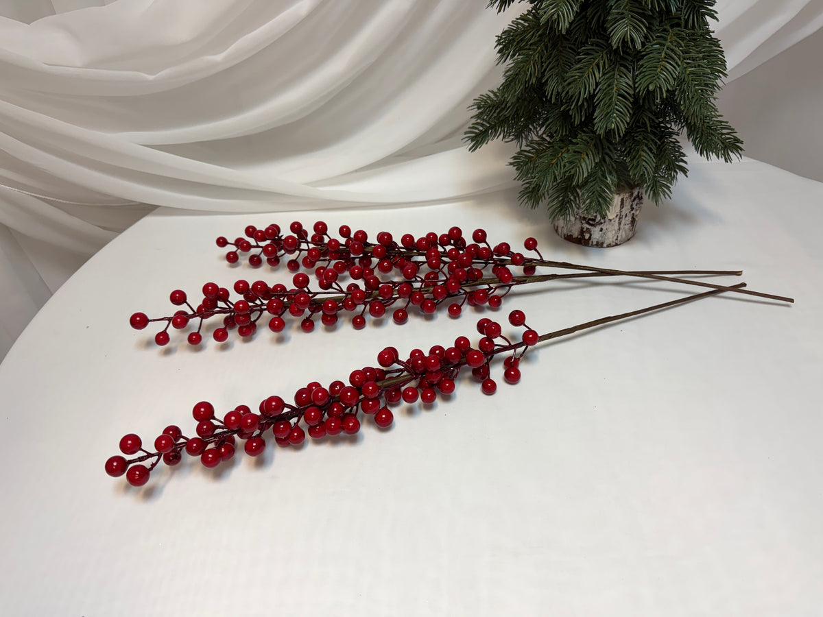 Creangă Decorativă cu Scorușe Mari Roșii, 62 cm – Decorațiuni Crăciun