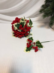 Crenguțe Decorative de Crăciun cu Scorușe Mici Roșii și Frunze Alb-Verde, 19 cm – Set 12 Bucăți