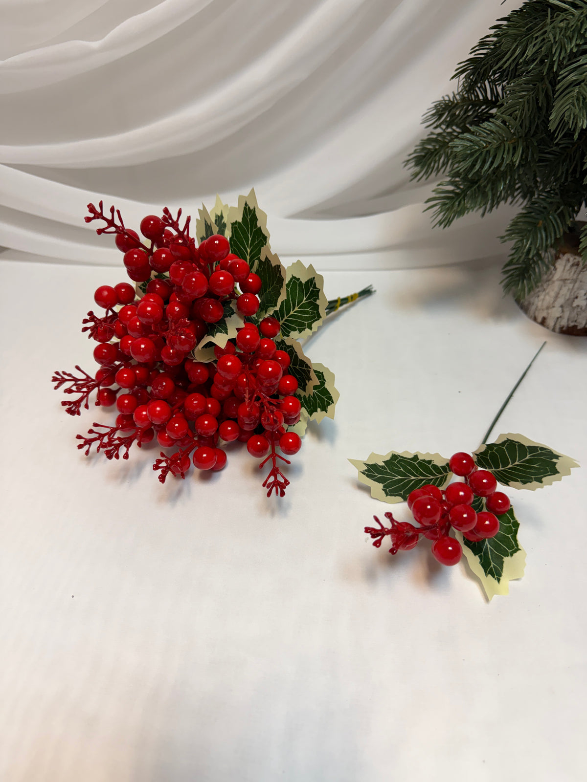 Crenguțe Decorative de Crăciun cu Scorușe Mari Roșii, 31 cm – Set 12 Bucăți