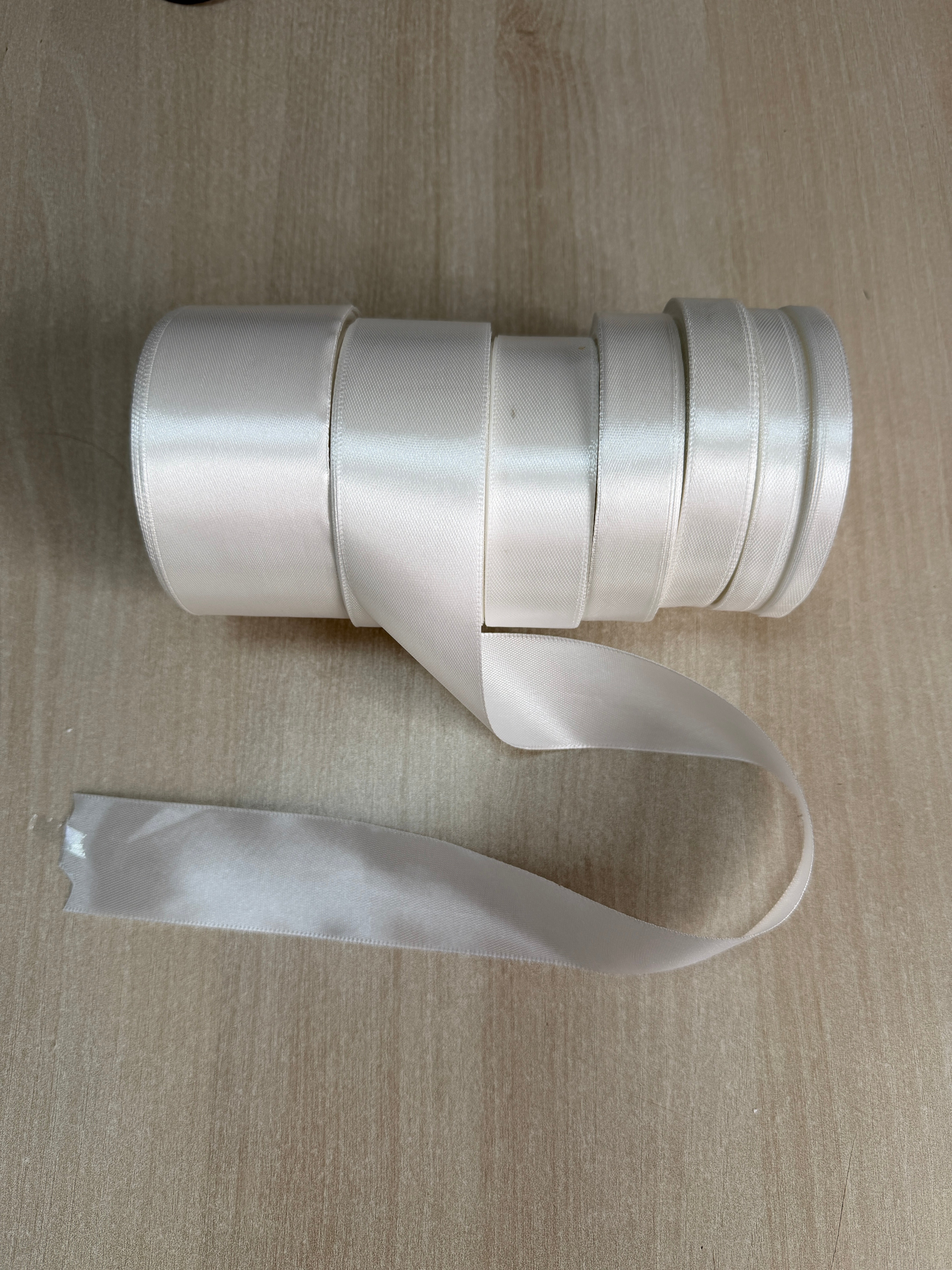 Panglica Satin Alb Unt 042 0.6-5cm