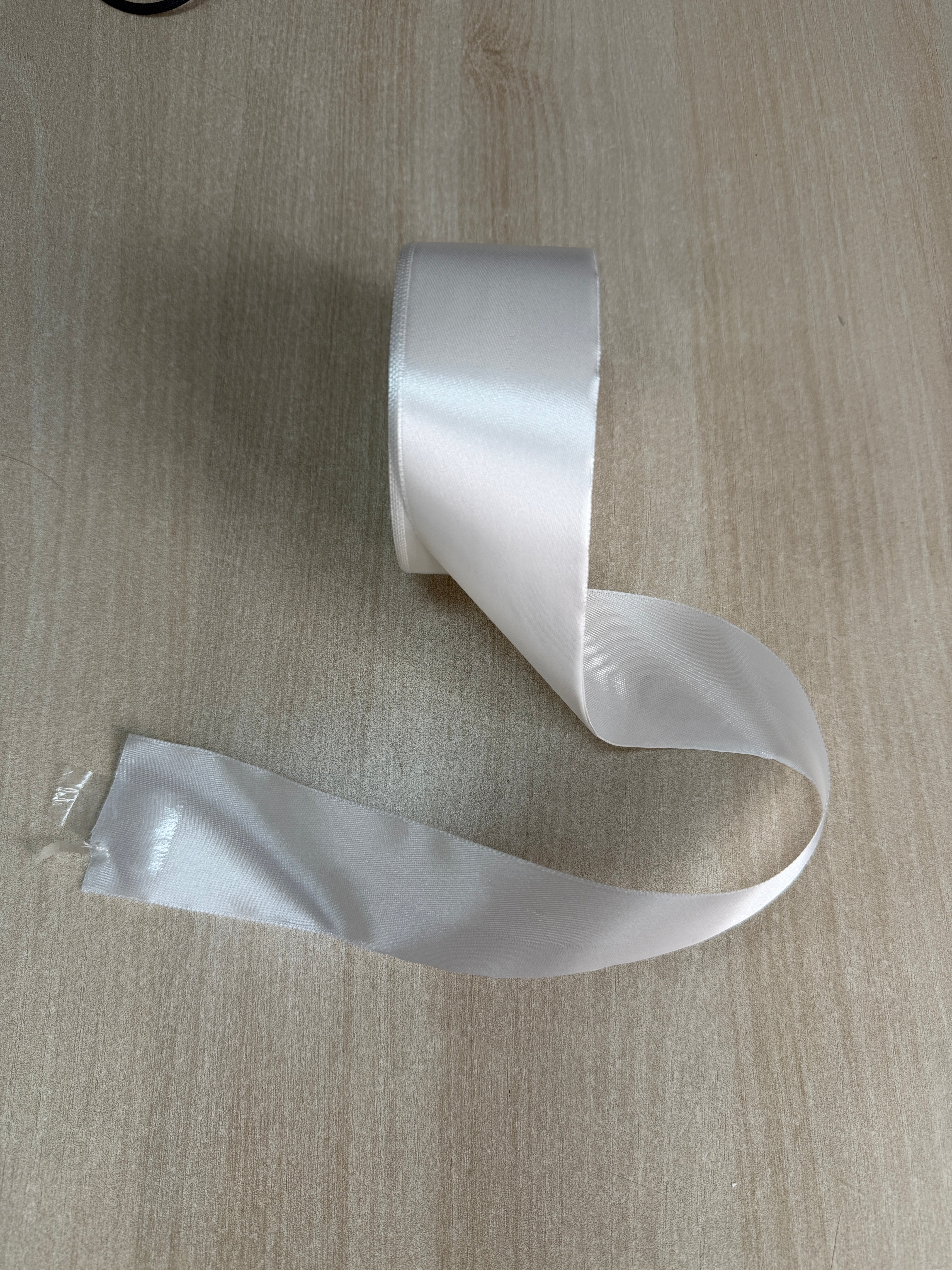 Panglica Satin Alb Unt 042 0.6-5cm