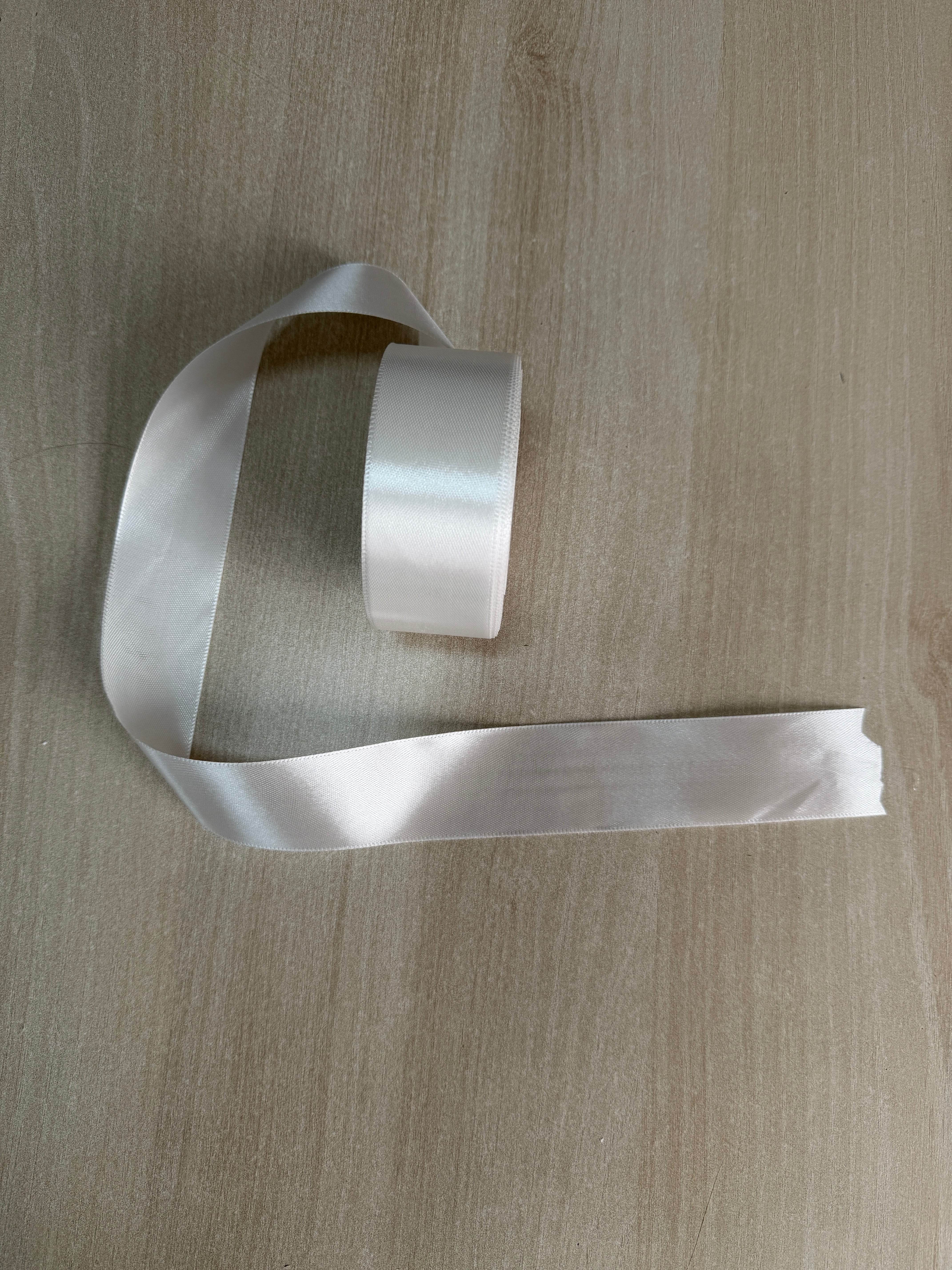 Panglica Satin Alb Unt 042 0.6-5cm