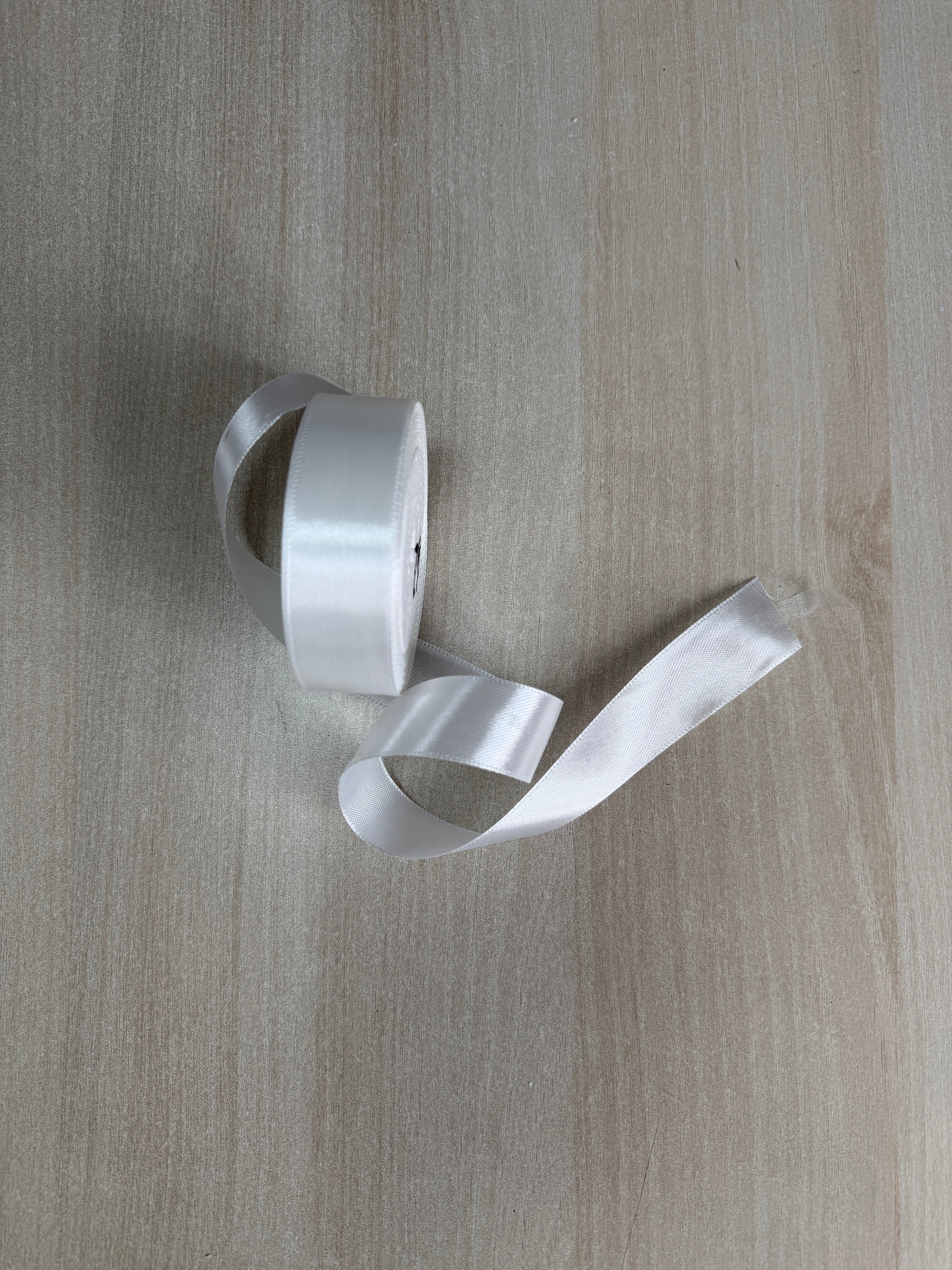 Panglica Satin Alb Unt 042 0.6-5cm