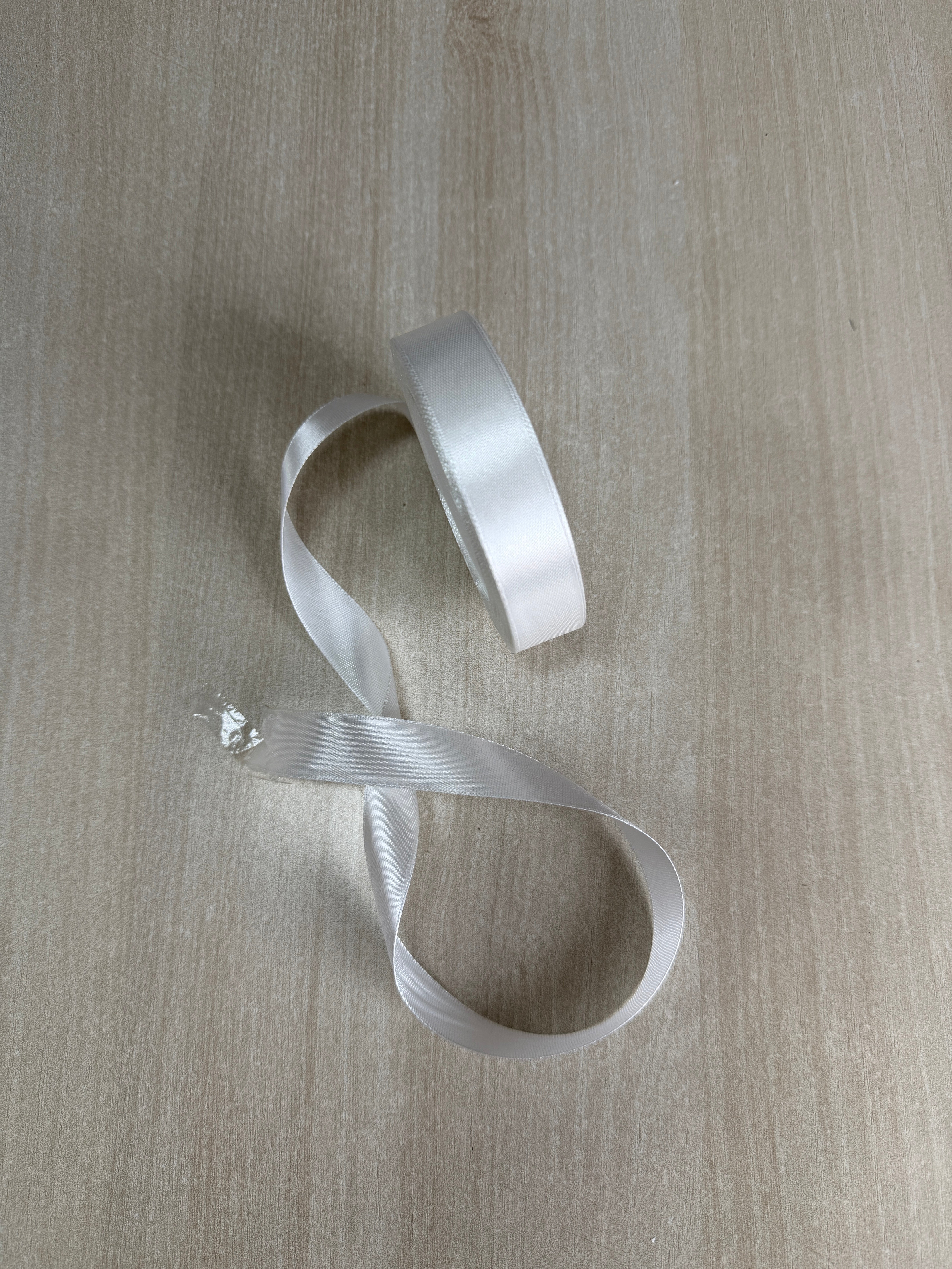 Panglica Satin Alb Unt 042 0.6-5cm