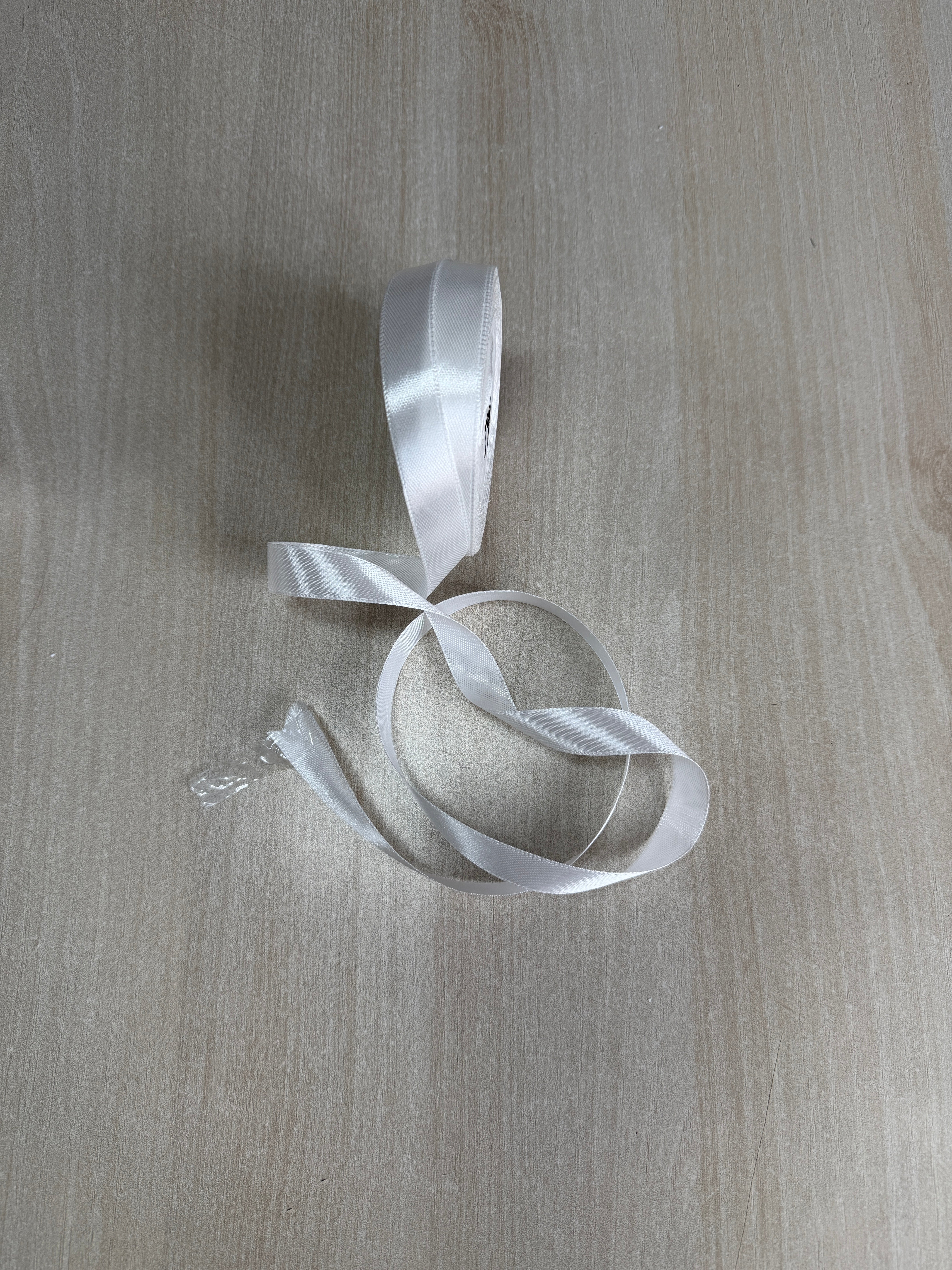 Panglica Satin Alb Unt 042 0.6-5cm