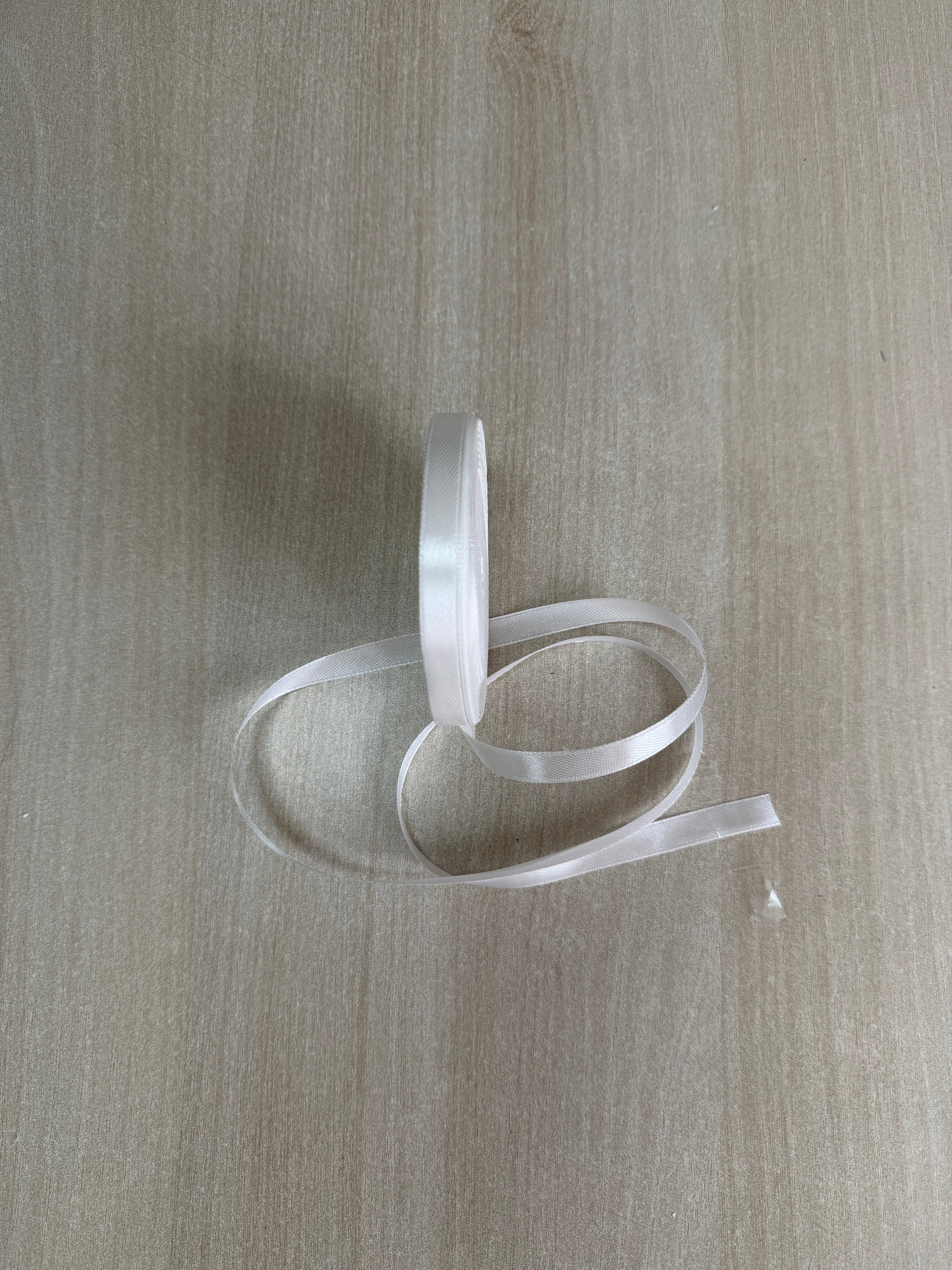 Panglica Satin Alb Unt 042 0.6-5cm