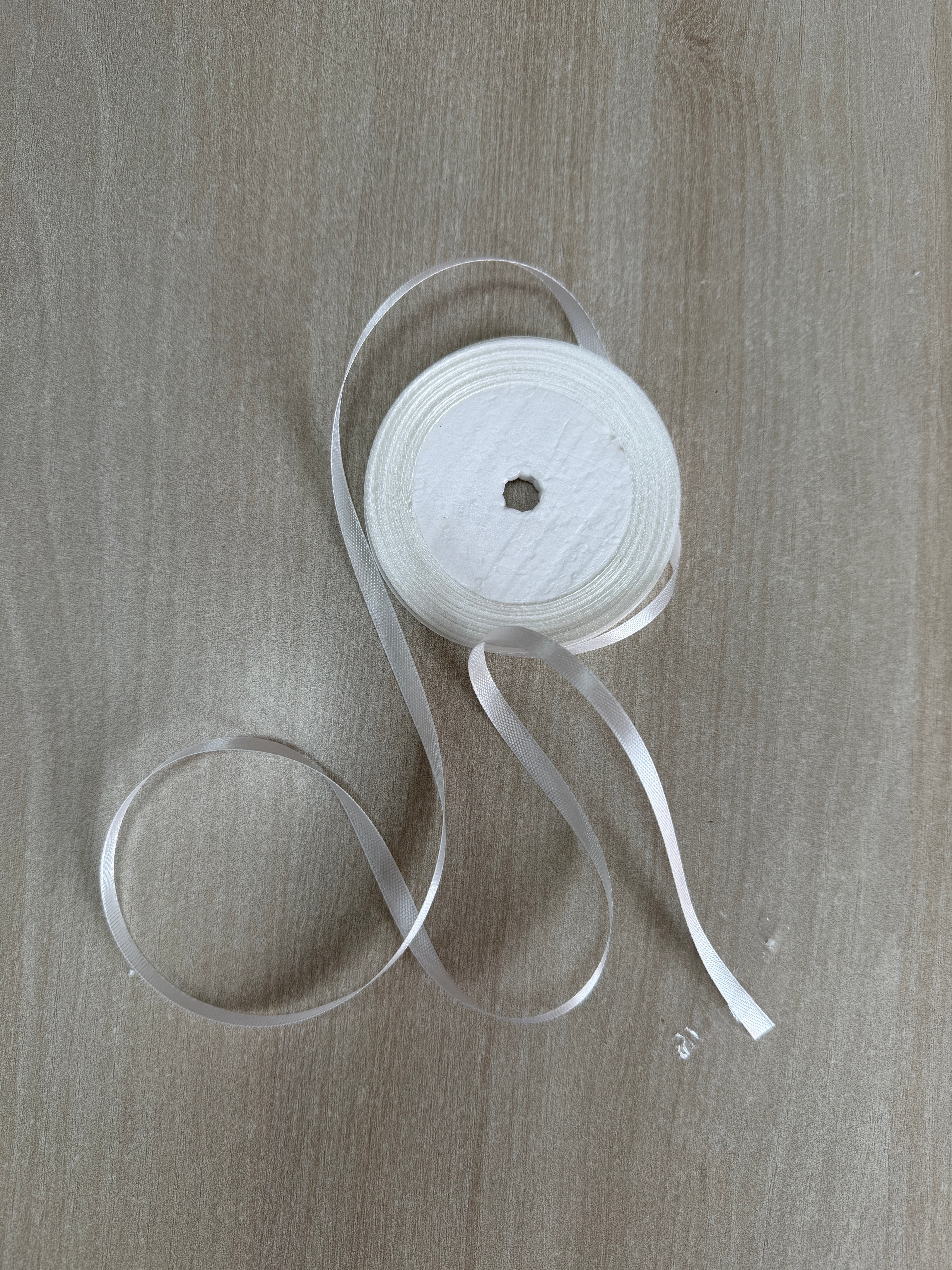 Panglica Satin Alb Unt 042 0.6-5cm